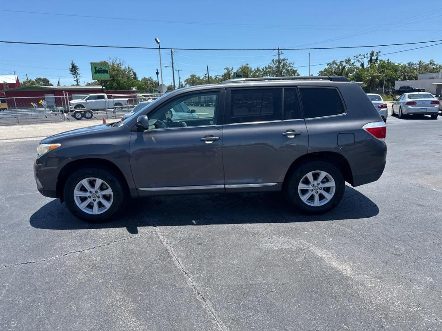 2012 GRAY TOYOTA HIGHLANDER LIMITED (5TDZK3EH6CS) with an 3.5L engine, Automatic transmission, located at 2929 9th St. West, Bradenton, 34205, (941) 242-2810, 27.473591, -82.570679 - Thanks for inquring into DriveNation USA! All vehicles listed can be viewed at www.drivenationusa.com for vehicle history reports and additonal info. We cannot quote any terms such as down payments or monthly payments without an application. You can apply directly at www.drivenationusa.com or by con - Photo#4