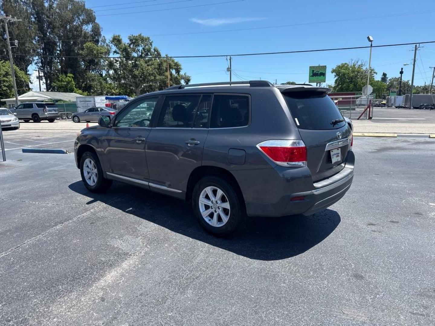 2012 GRAY TOYOTA HIGHLANDER LIMITED (5TDZK3EH6CS) with an 3.5L engine, Automatic transmission, located at 2929 9th St. West, Bradenton, 34205, (941) 242-2810, 27.473591, -82.570679 - Thanks for inquring into DriveNation USA! All vehicles listed can be viewed at www.drivenationusa.com for vehicle history reports and additonal info. We cannot quote any terms such as down payments or monthly payments without an application. You can apply directly at www.drivenationusa.com or by con - Photo#5