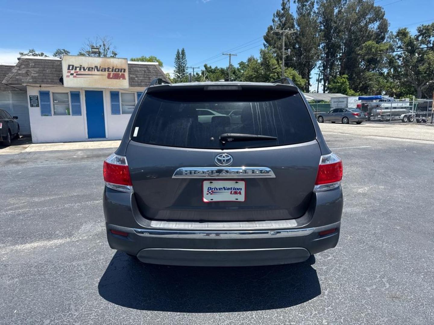 2012 GRAY TOYOTA HIGHLANDER LIMITED (5TDZK3EH6CS) with an 3.5L engine, Automatic transmission, located at 2929 9th St. West, Bradenton, 34205, (941) 242-2810, 27.473591, -82.570679 - Thanks for inquring into DriveNation USA! All vehicles listed can be viewed at www.drivenationusa.com for vehicle history reports and additonal info. We cannot quote any terms such as down payments or monthly payments without an application. You can apply directly at www.drivenationusa.com or by con - Photo#6