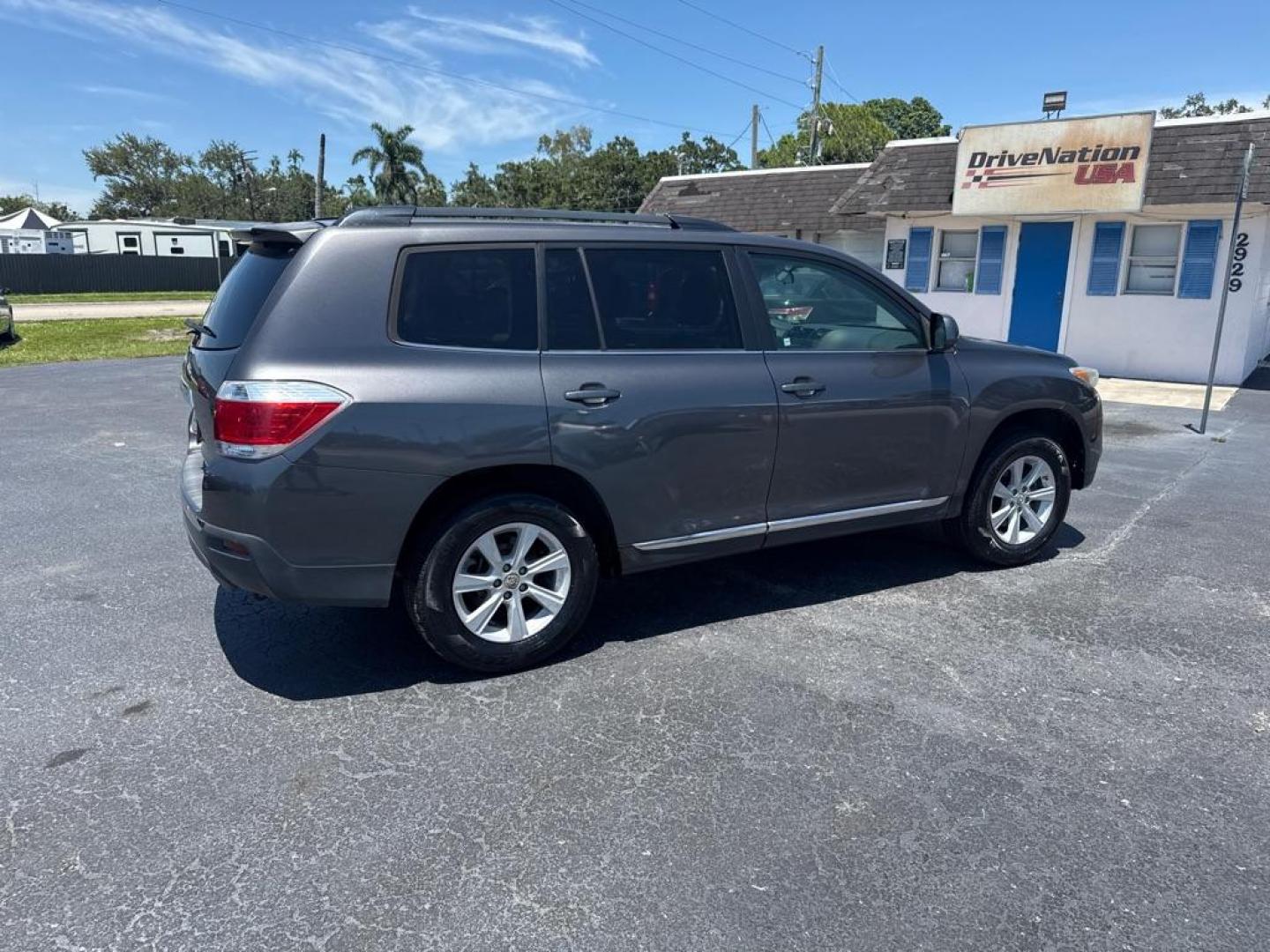 2012 GRAY TOYOTA HIGHLANDER LIMITED (5TDZK3EH6CS) with an 3.5L engine, Automatic transmission, located at 2929 9th St. West, Bradenton, 34205, (941) 242-2810, 27.473591, -82.570679 - Thanks for inquring into DriveNation USA! All vehicles listed can be viewed at www.drivenationusa.com for vehicle history reports and additonal info. We cannot quote any terms such as down payments or monthly payments without an application. You can apply directly at www.drivenationusa.com or by con - Photo#7