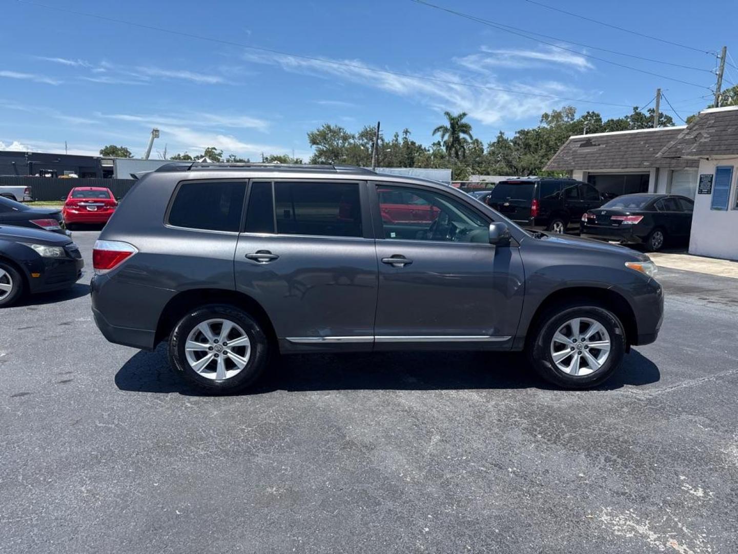 2012 GRAY TOYOTA HIGHLANDER LIMITED (5TDZK3EH6CS) with an 3.5L engine, Automatic transmission, located at 2929 9th St. West, Bradenton, 34205, (941) 242-2810, 27.473591, -82.570679 - Thanks for inquring into DriveNation USA! All vehicles listed can be viewed at www.drivenationusa.com for vehicle history reports and additonal info. We cannot quote any terms such as down payments or monthly payments without an application. You can apply directly at www.drivenationusa.com or by con - Photo#8