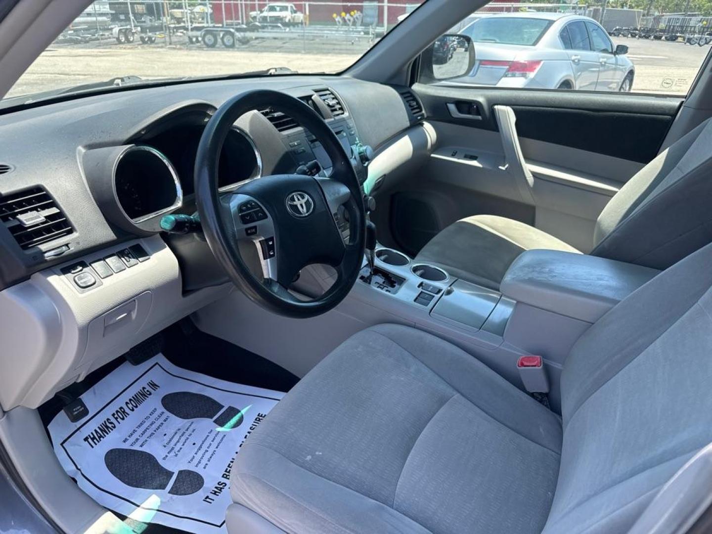 2012 GRAY TOYOTA HIGHLANDER LIMITED (5TDZK3EH6CS) with an 3.5L engine, Automatic transmission, located at 2929 9th St. West, Bradenton, 34205, (941) 242-2810, 27.473591, -82.570679 - Thanks for inquring into DriveNation USA! All vehicles listed can be viewed at www.drivenationusa.com for vehicle history reports and additonal info. We cannot quote any terms such as down payments or monthly payments without an application. You can apply directly at www.drivenationusa.com or by con - Photo#9