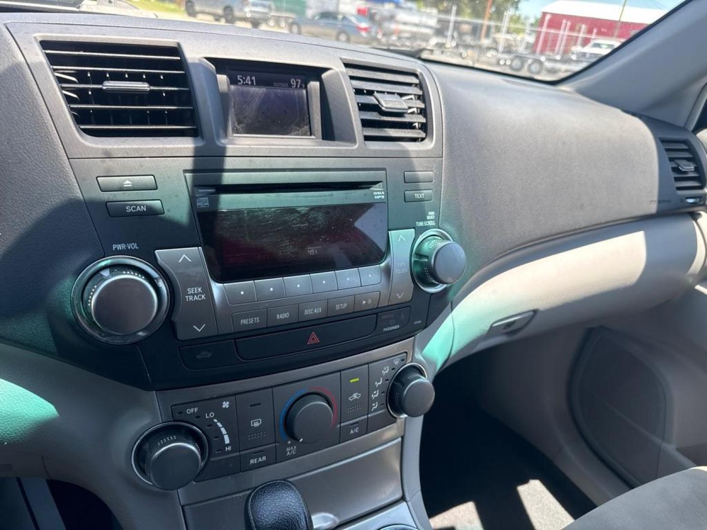 2012 GRAY TOYOTA HIGHLANDER LIMITED (5TDZK3EH6CS) with an 3.5L engine, Automatic transmission, located at 2929 9th St. West, Bradenton, 34205, (941) 242-2810, 27.473591, -82.570679 - Thanks for inquring into DriveNation USA! All vehicles listed can be viewed at www.drivenationusa.com for vehicle history reports and additonal info. We cannot quote any terms such as down payments or monthly payments without an application. You can apply directly at www.drivenationusa.com or by con - Photo#11