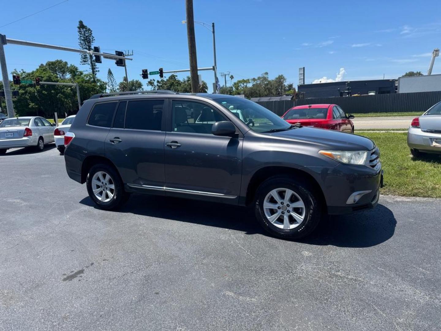 2012 GRAY TOYOTA HIGHLANDER LIMITED (5TDZK3EH6CS) with an 3.5L engine, Automatic transmission, located at 2929 9th St. West, Bradenton, 34205, (941) 242-2810, 27.473591, -82.570679 - Thanks for inquring into DriveNation USA! All vehicles listed can be viewed at www.drivenationusa.com for vehicle history reports and additonal info. We cannot quote any terms such as down payments or monthly payments without an application. You can apply directly at www.drivenationusa.com or by con - Photo#12