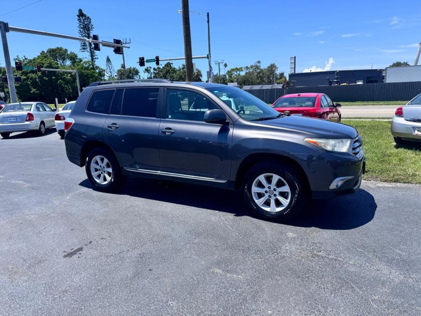 2012 GRAY TOYOTA HIGHLANDER LIMITED (5TDZK3EH6CS) with an 3.5L engine, Automatic transmission, located at 2929 9th St. West, Bradenton, 34205, (941) 242-2810, 27.473591, -82.570679 - Thanks for inquring into DriveNation USA! All vehicles listed can be viewed at www.drivenationusa.com for vehicle history reports and additonal info. We cannot quote any terms such as down payments or monthly payments without an application. You can apply directly at www.drivenationusa.com or by con - Photo#13