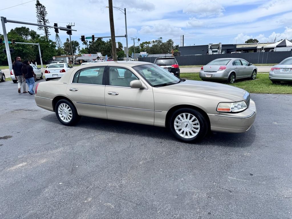 photo of 2004 LINCOLN TOWN CAR EXECUTIVE