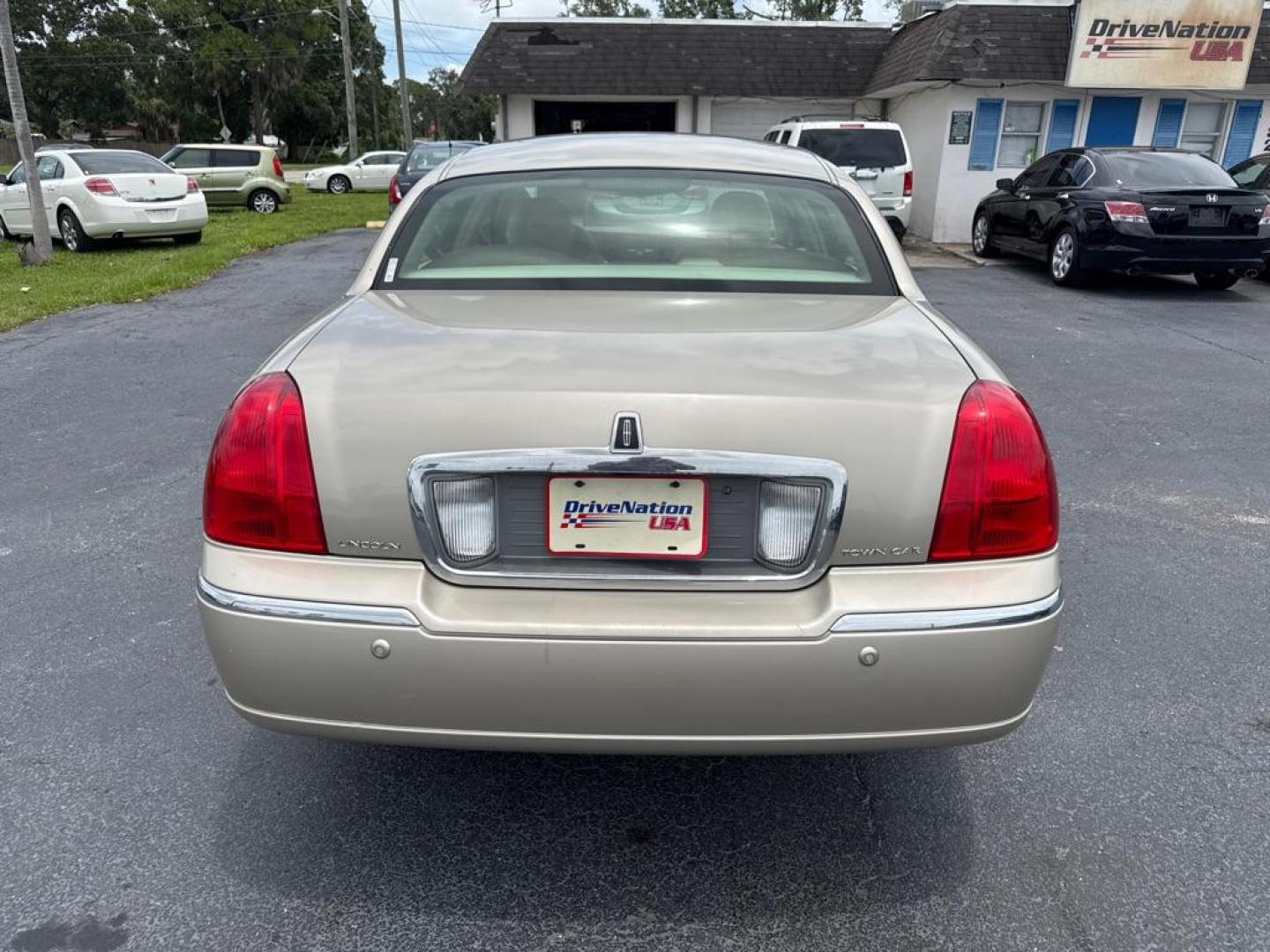 2004 TAN LINCOLN TOWN CAR EXECUTIVE (1LNHM81W84Y) with an 4.6L engine, Automatic transmission, located at 2929 9th St. West, Bradenton, 34205, (941) 242-2810, 27.473591, -82.570679 - Thanks for inquring into DriveNation USA! All vehicles listed can be viewed at www.drivenationusa.com for vehicle history reports and additonal info. We cannot quote any terms such as down payments or monthly payments without an application. You can apply directly at www.drivenationusa.com or by con - Photo#7