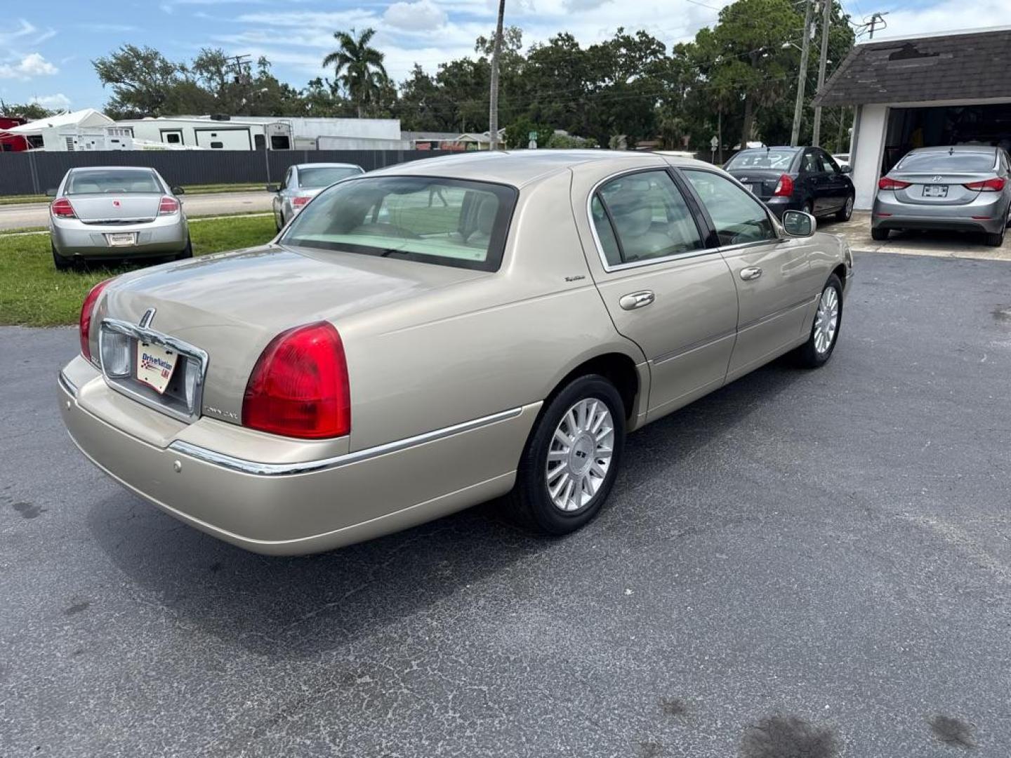 2004 TAN LINCOLN TOWN CAR EXECUTIVE (1LNHM81W84Y) with an 4.6L engine, Automatic transmission, located at 2929 9th St. West, Bradenton, 34205, (941) 242-2810, 27.473591, -82.570679 - Thanks for inquring into DriveNation USA! All vehicles listed can be viewed at www.drivenationusa.com for vehicle history reports and additonal info. We cannot quote any terms such as down payments or monthly payments without an application. You can apply directly at www.drivenationusa.com or by con - Photo#8