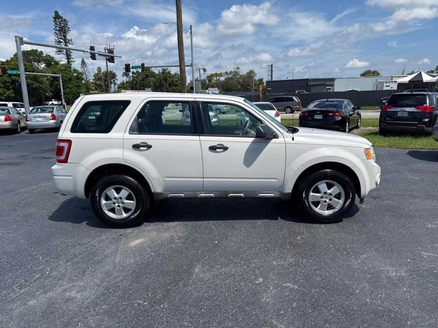 2010 WHITE FORD ESCAPE XLS (1FMCU0C77AK) with an 2.5L engine, Automatic transmission, located at 2929 9th St. West, Bradenton, 34205, (941) 242-2810, 27.473591, -82.570679 - Thanks for inquring into DriveNation USA! All vehicles listed can be viewed at www.drivenationusa.com for vehicle history reports and additonal info. We cannot quote any terms such as down payments or monthly payments without an application. You can apply directly at www.drivenationusa.com or by con - Photo#9