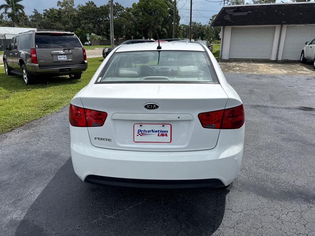 2011 WHITE KIA FORTE LX (KNAFT4A21B5) with an 2.0L engine, Automatic transmission, located at 2929 9th St. West, Bradenton, 34205, (941) 242-2810, 27.473591, -82.570679 - Thanks for inquring into DriveNation USA! All vehicles listed can be viewed at www.drivenationusa.com for vehicle history reports and additonal info. We cannot quote any terms such as down payments or monthly payments without an application. You can apply directly at www.drivenationusa.com or by con - Photo#5