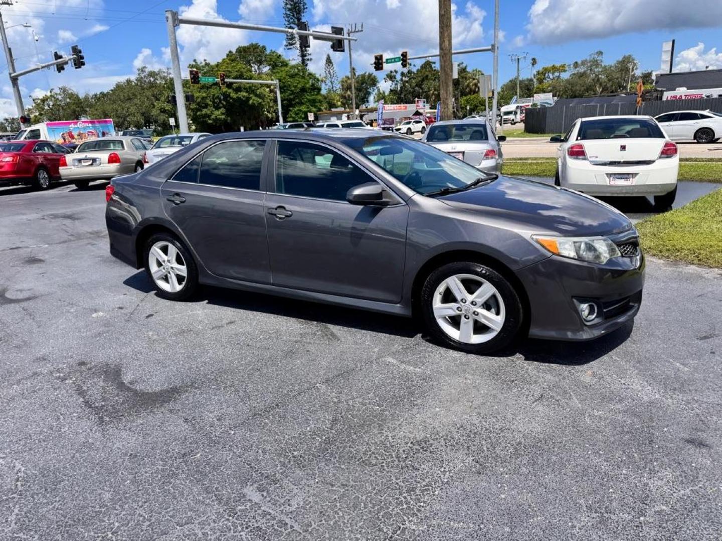 2013 GRAY TOYOTA CAMRY SE (4T1BF1FK9DU) with an 2.5L engine, Automatic transmission, located at 2929 9th St. West, Bradenton, 34205, (941) 242-2810, 27.473591, -82.570679 - Photo#0