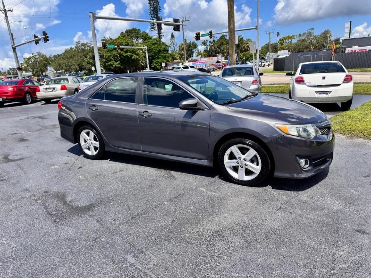 2013 GRAY TOYOTA CAMRY SE (4T1BF1FK9DU) with an 2.5L engine, Automatic transmission, located at 2929 9th St. West, Bradenton, 34205, (941) 242-2810, 27.473591, -82.570679 - Photo#1