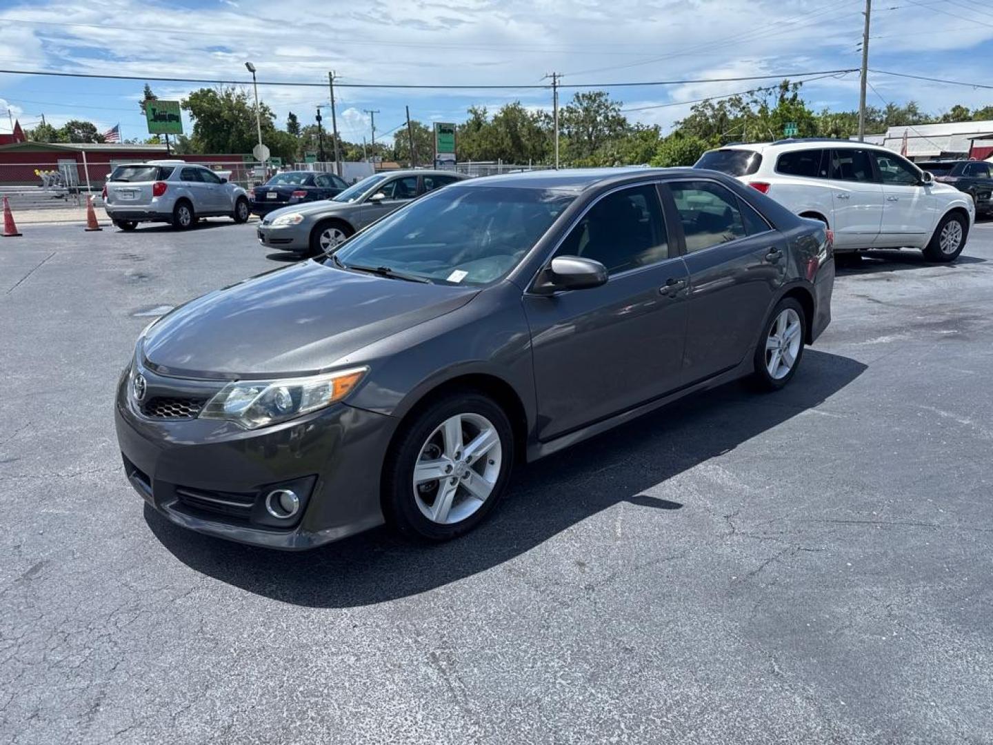 2013 GRAY TOYOTA CAMRY SE (4T1BF1FK9DU) with an 2.5L engine, Automatic transmission, located at 2929 9th St. West, Bradenton, 34205, (941) 242-2810, 27.473591, -82.570679 - Photo#3