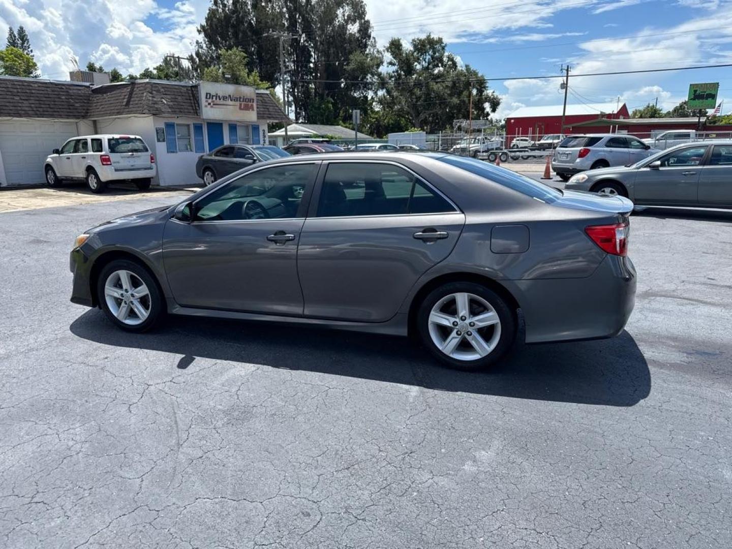 2013 GRAY TOYOTA CAMRY SE (4T1BF1FK9DU) with an 2.5L engine, Automatic transmission, located at 2929 9th St. West, Bradenton, 34205, (941) 242-2810, 27.473591, -82.570679 - Photo#4