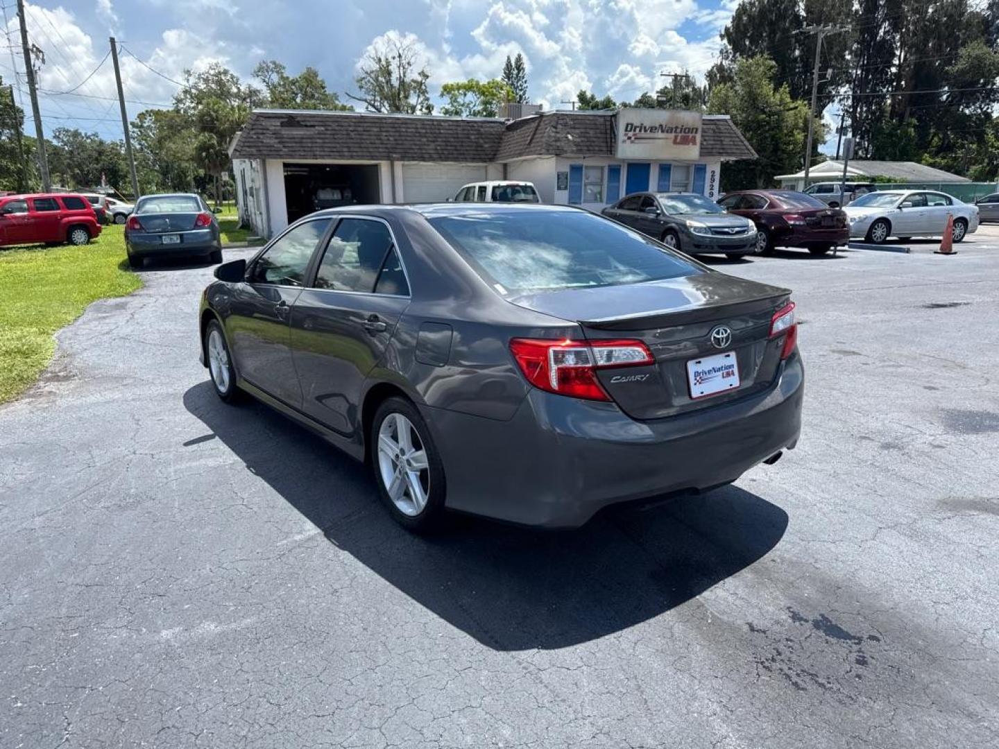 2013 GRAY TOYOTA CAMRY SE (4T1BF1FK9DU) with an 2.5L engine, Automatic transmission, located at 2929 9th St. West, Bradenton, 34205, (941) 242-2810, 27.473591, -82.570679 - Photo#5