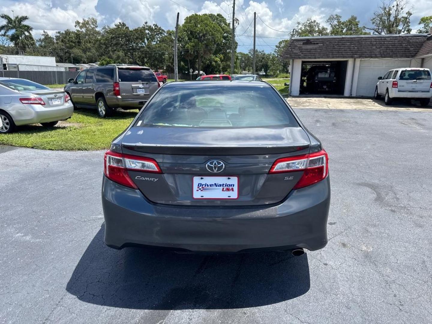 2013 GRAY TOYOTA CAMRY SE (4T1BF1FK9DU) with an 2.5L engine, Automatic transmission, located at 2929 9th St. West, Bradenton, 34205, (941) 242-2810, 27.473591, -82.570679 - Photo#6