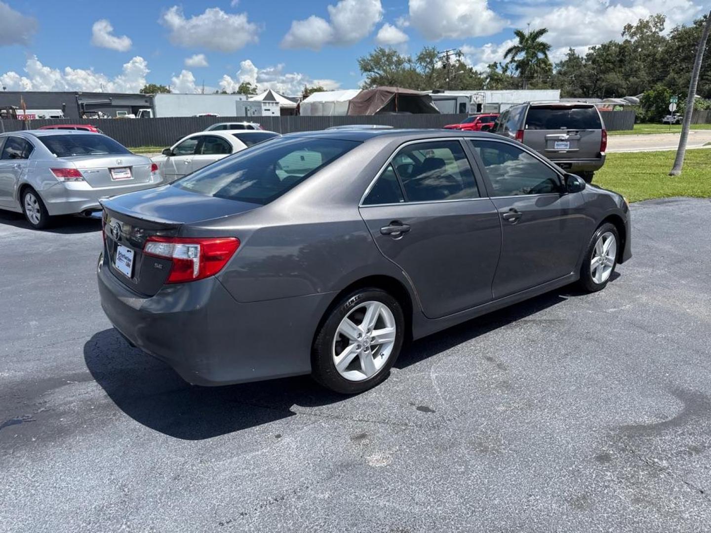 2013 GRAY TOYOTA CAMRY SE (4T1BF1FK9DU) with an 2.5L engine, Automatic transmission, located at 2929 9th St. West, Bradenton, 34205, (941) 242-2810, 27.473591, -82.570679 - Photo#7