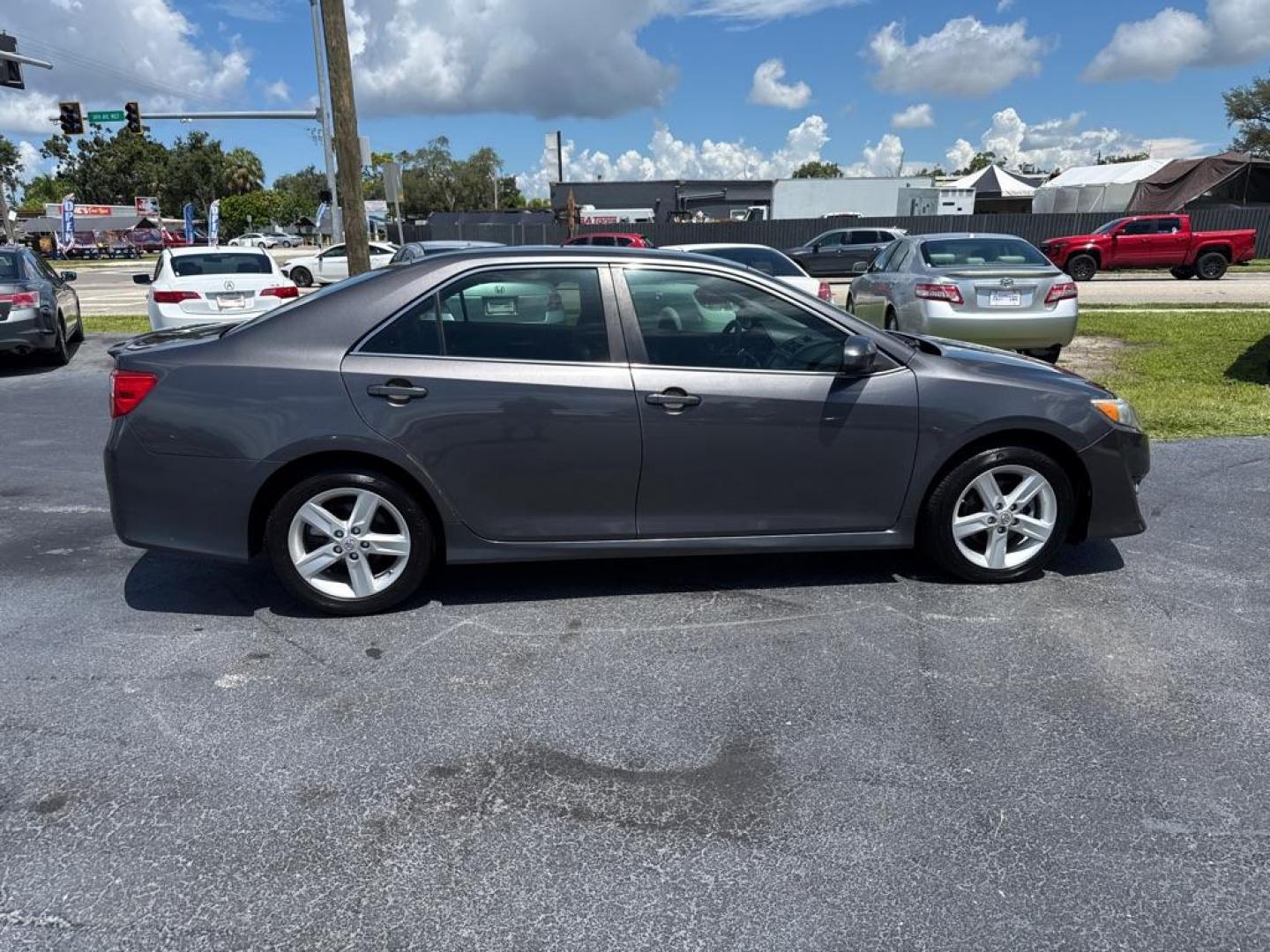 2013 GRAY TOYOTA CAMRY SE (4T1BF1FK9DU) with an 2.5L engine, Automatic transmission, located at 2929 9th St. West, Bradenton, 34205, (941) 242-2810, 27.473591, -82.570679 - Photo#8
