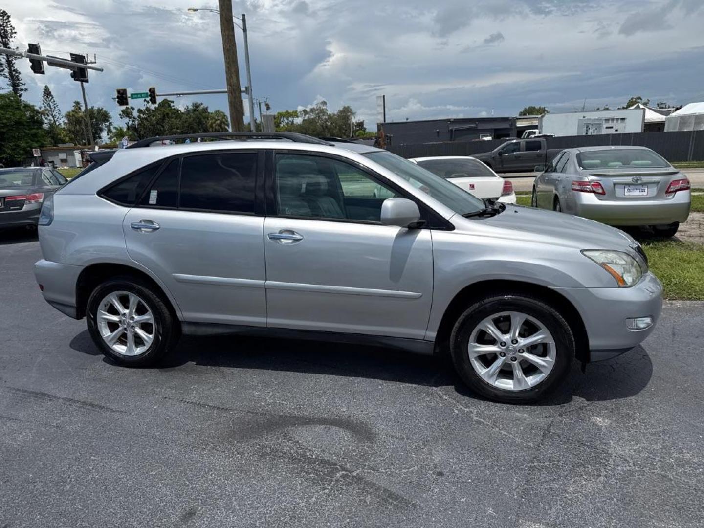 2009 SILVER LEXUS RX 350 (2T2GK31U69C) with an 3.5L engine, Automatic transmission, located at 2929 9th St. West, Bradenton, 34205, (941) 242-2810, 27.473591, -82.570679 - Thanks for inquring into DriveNation USA! All vehicles listed can be viewed at www.drivenationusa.com for vehicle history reports and additonal info. We cannot quote any terms such as down payments or monthly payments without an application. You can apply directly at www.drivenationusa.com or by con - Photo#10