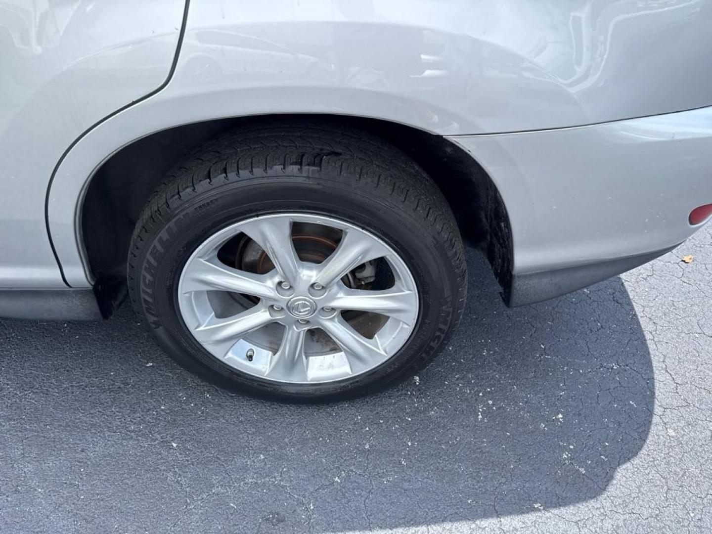 2009 SILVER LEXUS RX 350 (2T2GK31U69C) with an 3.5L engine, Automatic transmission, located at 2929 9th St. West, Bradenton, 34205, (941) 242-2810, 27.473591, -82.570679 - Thanks for inquring into DriveNation USA! All vehicles listed can be viewed at www.drivenationusa.com for vehicle history reports and additonal info. We cannot quote any terms such as down payments or monthly payments without an application. You can apply directly at www.drivenationusa.com or by con - Photo#11