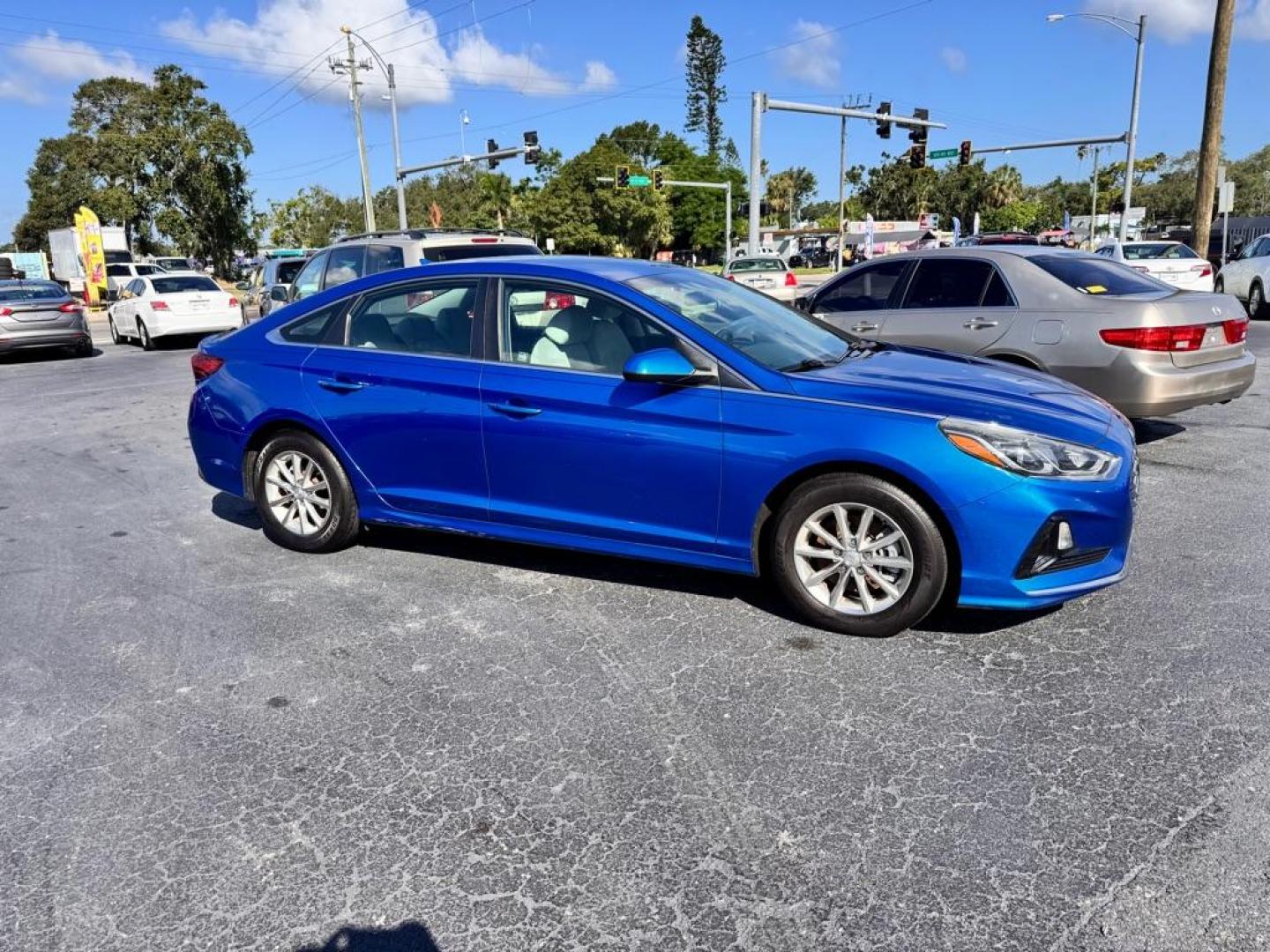 2018 BLUE HYUNDAI SONATA SE (5NPE24AF2JH) with an 2.4L engine, Automatic transmission - Thanks for inquring into DriveNation USA! All vehicles listed can be viewed at www.drivenationusa.com for vehicle history reports and additonal info. We cannot quote any terms such as down payments or monthly payments without an application. You can apply directly at www.drivenationusa.com or by con - Photo#1