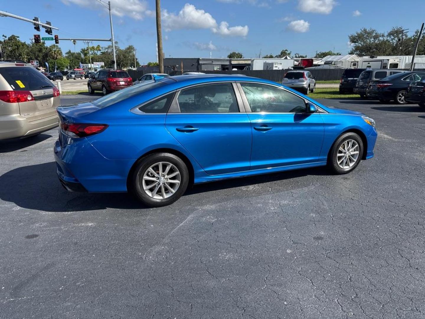 2018 BLUE HYUNDAI SONATA SE (5NPE24AF2JH) with an 2.4L engine, Automatic transmission - Thanks for inquring into DriveNation USA! All vehicles listed can be viewed at www.drivenationusa.com for vehicle history reports and additonal info. We cannot quote any terms such as down payments or monthly payments without an application. You can apply directly at www.drivenationusa.com or by con - Photo#8