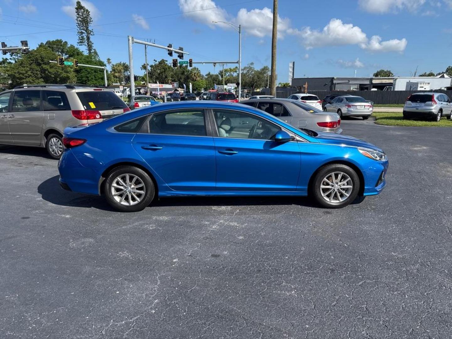 2018 BLUE HYUNDAI SONATA SE (5NPE24AF2JH) with an 2.4L engine, Automatic transmission - Thanks for inquring into DriveNation USA! All vehicles listed can be viewed at www.drivenationusa.com for vehicle history reports and additonal info. We cannot quote any terms such as down payments or monthly payments without an application. You can apply directly at www.drivenationusa.com or by con - Photo#9