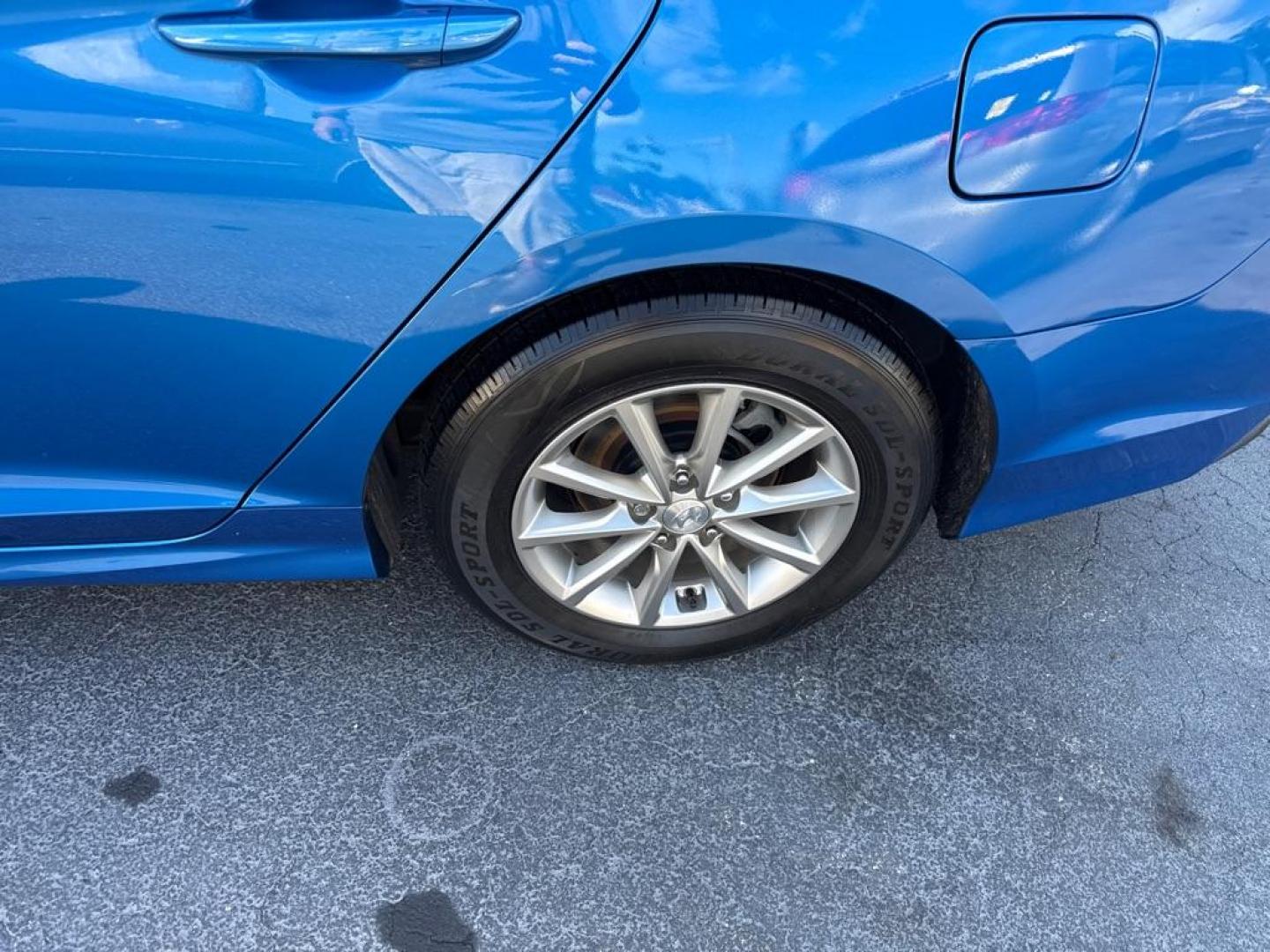 2018 BLUE HYUNDAI SONATA SE (5NPE24AF2JH) with an 2.4L engine, Automatic transmission - Thanks for inquring into DriveNation USA! All vehicles listed can be viewed at www.drivenationusa.com for vehicle history reports and additonal info. We cannot quote any terms such as down payments or monthly payments without an application. You can apply directly at www.drivenationusa.com or by con - Photo#10