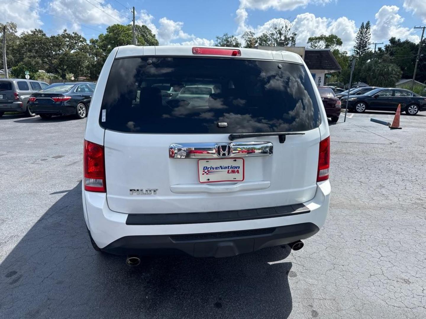 2014 WHITE HONDA PILOT EX (5FNYF3H48EB) with an 3.5L engine, Automatic transmission, located at 2929 9th St. West, Bradenton, 34205, (941) 242-2810, 27.473591, -82.570679 - Thanks for inquring into DriveNation USA! All vehicles listed can be viewed at www.drivenationusa.com for vehicle history reports and additonal info. We cannot quote any terms such as down payments or monthly payments without an application. You can apply directly at www.drivenationusa.com or by con - Photo#6