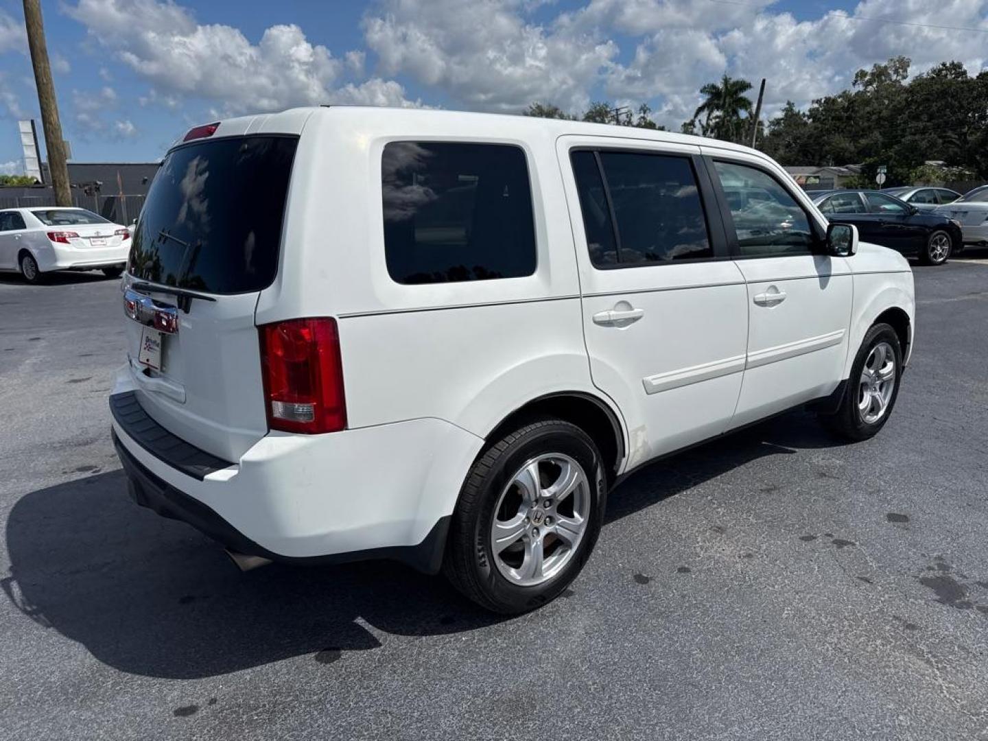 2014 WHITE HONDA PILOT EX (5FNYF3H48EB) with an 3.5L engine, Automatic transmission, located at 2929 9th St. West, Bradenton, 34205, (941) 242-2810, 27.473591, -82.570679 - Thanks for inquring into DriveNation USA! All vehicles listed can be viewed at www.drivenationusa.com for vehicle history reports and additonal info. We cannot quote any terms such as down payments or monthly payments without an application. You can apply directly at www.drivenationusa.com or by con - Photo#7
