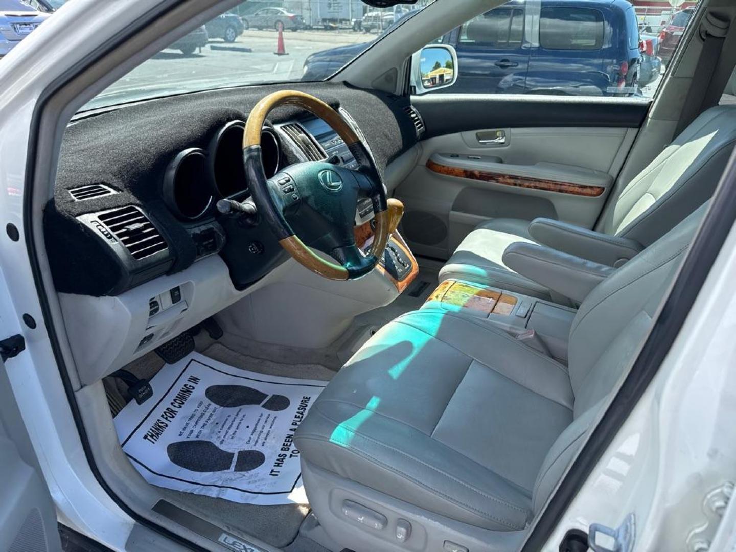 2007 WHITE LEXUS RX 350 (2T2GK31U07C) with an 3.5L engine, Automatic transmission, located at 2929 9th St. West, Bradenton, 34205, (941) 242-2810, 27.473591, -82.570679 - Photo#9