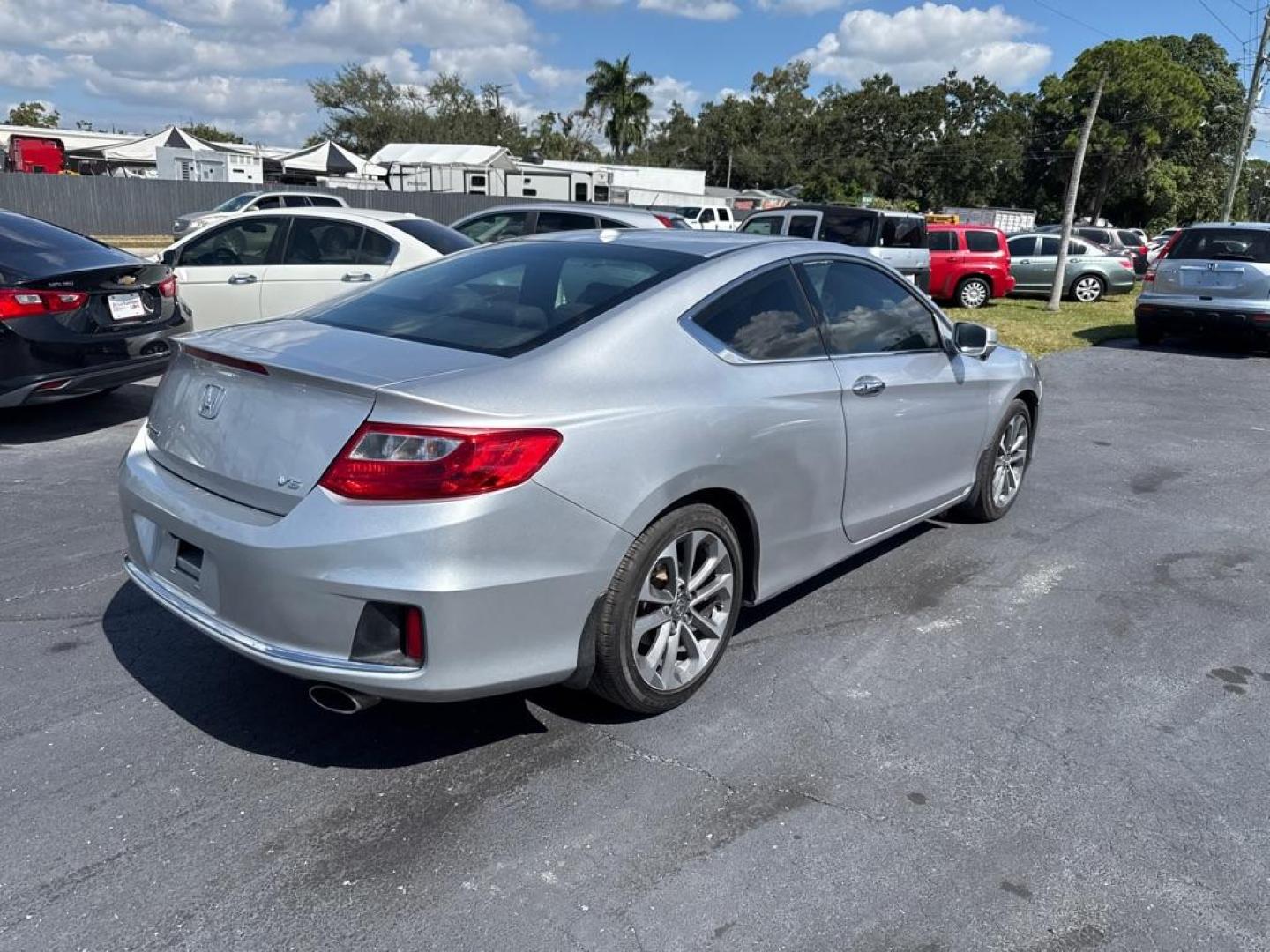 2013 SILVER HONDA ACCORD EXL (1HGCT2B88DA) with an 3.5L engine, Automatic transmission, located at 2929 9th St. West, Bradenton, 34205, (941) 242-2810, 27.473591, -82.570679 - Photo#6