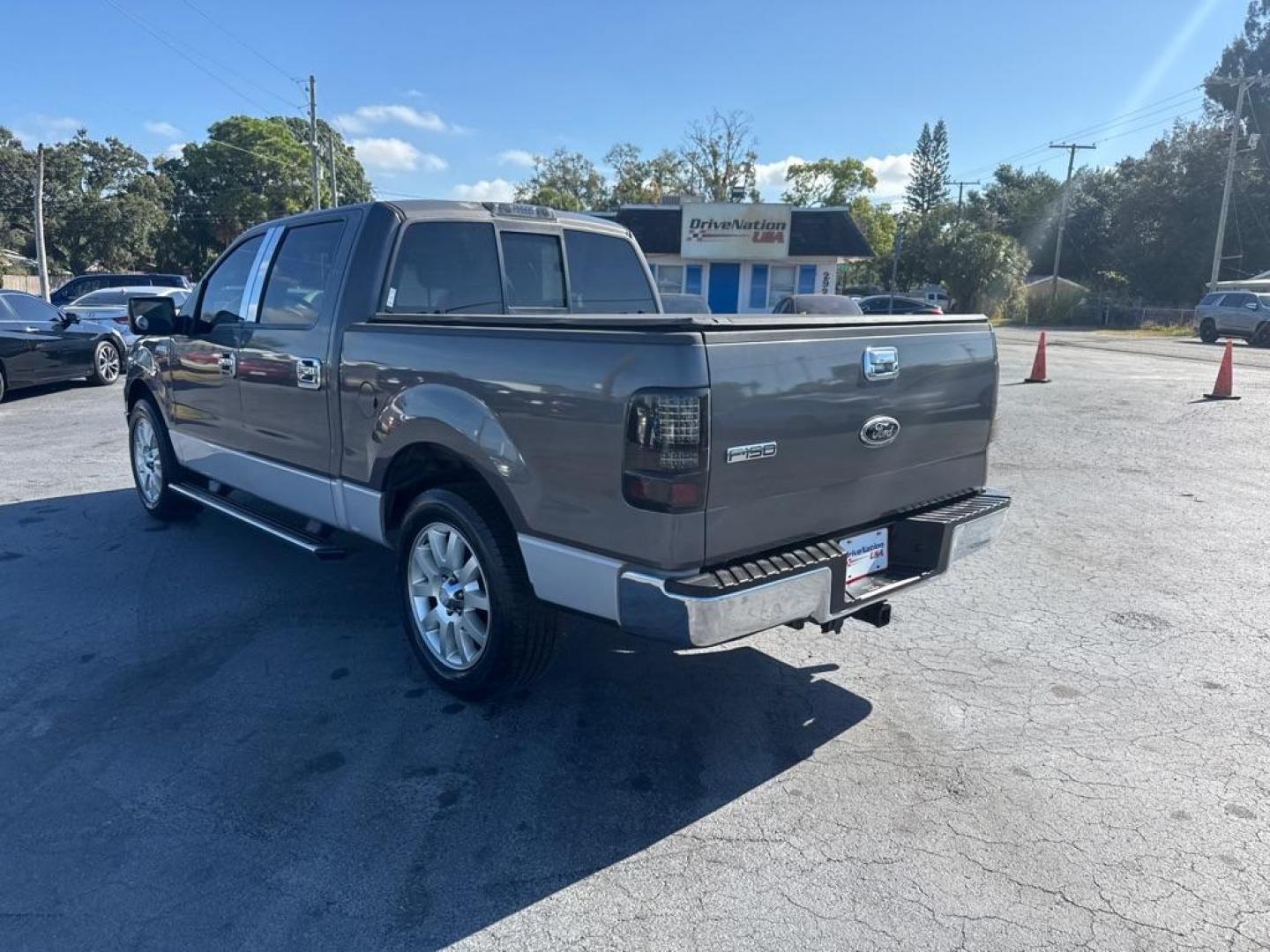 2007 GRAY FORD F150 SUPERCREW (1FTRW12W27K) with an 4.6L engine, Automatic transmission, located at 2929 9th St. West, Bradenton, 34205, (941) 242-2810, 27.473591, -82.570679 - Thanks for inquring into DriveNation USA! All vehicles listed can be viewed at www.drivenationusa.com for vehicle history reports and additonal info. We cannot quote any terms such as down payments or monthly payments without an application. You can apply directly at www.drivenationusa.com or by con - Photo#5