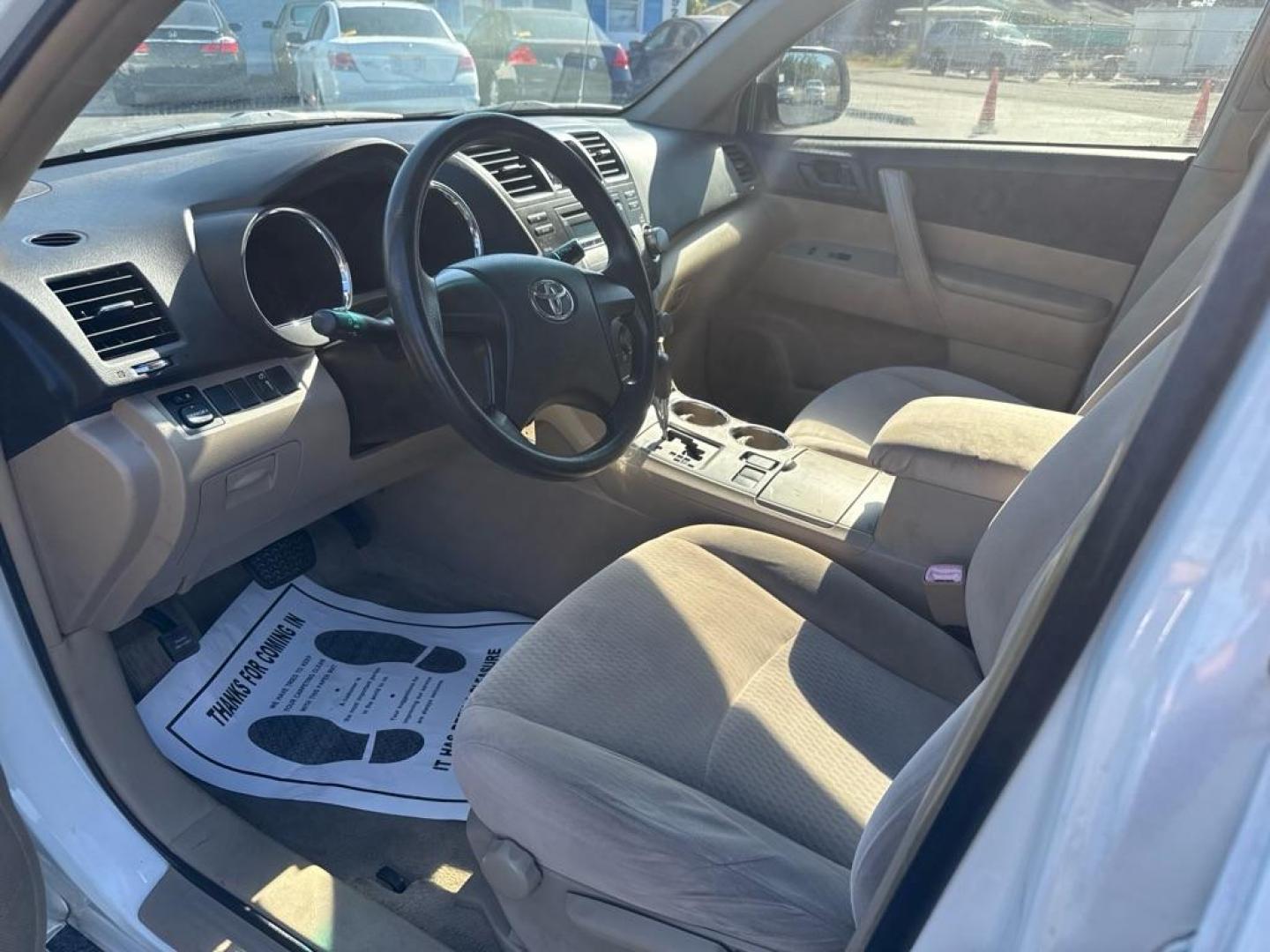 2010 WHITE TOYOTA HIGHLANDER (JTEZA3EH0A2) with an 2.7L engine, Automatic transmission, located at 2929 9th St. West, Bradenton, 34205, (941) 242-2810, 27.473591, -82.570679 - Thanks for inquring into DriveNation USA! All vehicles listed can be viewed at www.drivenationusa.com for vehicle history reports and additonal info. We cannot quote any terms such as down payments or monthly payments without an application. You can apply directly at www.drivenationusa.com or by con - Photo#9