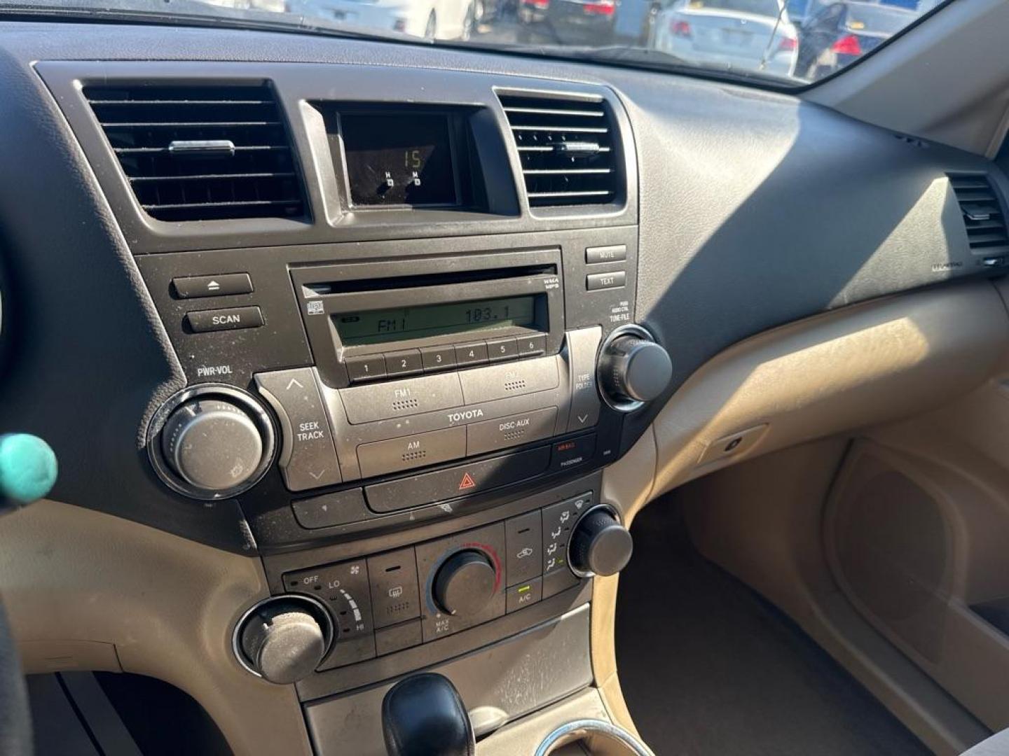 2010 WHITE TOYOTA HIGHLANDER (JTEZA3EH0A2) with an 2.7L engine, Automatic transmission, located at 2929 9th St. West, Bradenton, 34205, (941) 242-2810, 27.473591, -82.570679 - Thanks for inquring into DriveNation USA! All vehicles listed can be viewed at www.drivenationusa.com for vehicle history reports and additonal info. We cannot quote any terms such as down payments or monthly payments without an application. You can apply directly at www.drivenationusa.com or by con - Photo#11