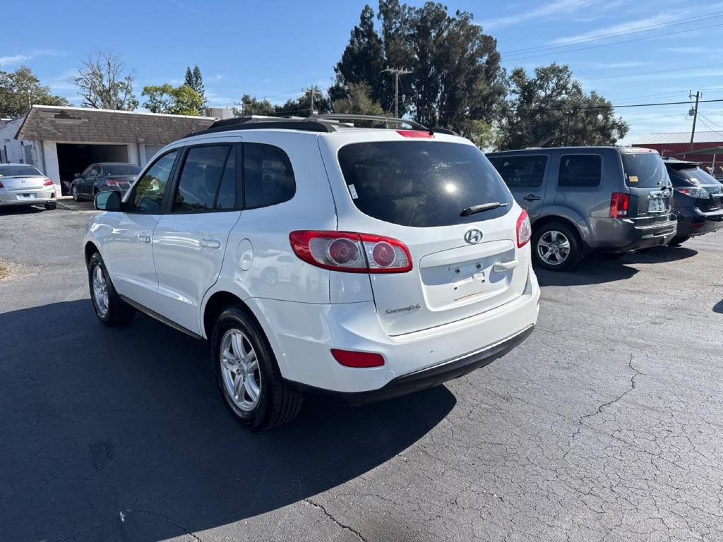 2012 WHITE HYUNDAI SANTA FE GLS (5XYZG3AB1CG) with an 2.4L engine, Automatic transmission, located at 2929 9th St. West, Bradenton, 34205, (941) 242-2810, 27.473591, -82.570679 - Thanks for inquring into DriveNation USA! All vehicles listed can be viewed at www.drivenationusa.com for vehicle history reports and additonal info. We cannot quote any terms such as down payments or monthly payments without an application. You can apply directly at www.drivenationusa.com or by con - Photo#5