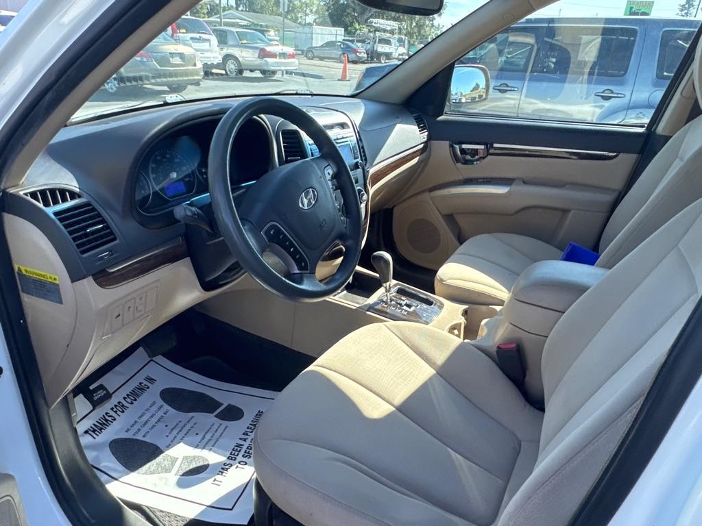 2012 WHITE HYUNDAI SANTA FE GLS (5XYZG3AB1CG) with an 2.4L engine, Automatic transmission, located at 2929 9th St. West, Bradenton, 34205, (941) 242-2810, 27.473591, -82.570679 - Thanks for inquring into DriveNation USA! All vehicles listed can be viewed at www.drivenationusa.com for vehicle history reports and additonal info. We cannot quote any terms such as down payments or monthly payments without an application. You can apply directly at www.drivenationusa.com or by con - Photo#9