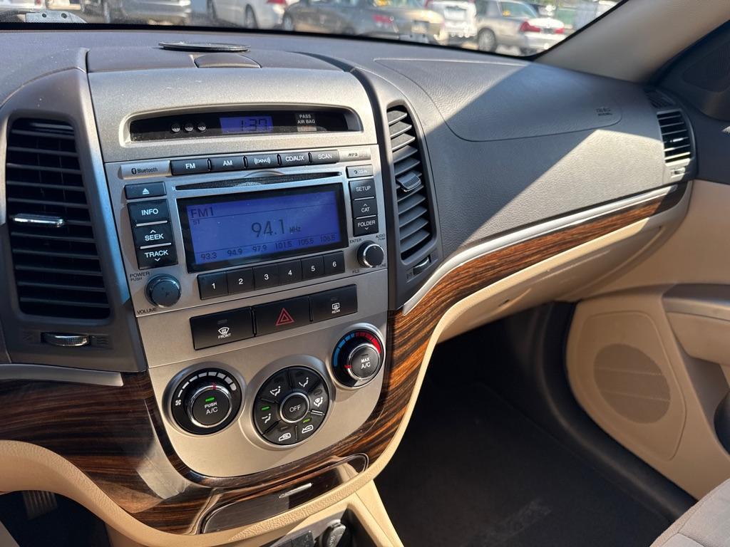 2012 WHITE HYUNDAI SANTA FE GLS (5XYZG3AB1CG) with an 2.4L engine, Automatic transmission, located at 2929 9th St. West, Bradenton, 34205, (941) 242-2810, 27.473591, -82.570679 - Thanks for inquring into DriveNation USA! All vehicles listed can be viewed at www.drivenationusa.com for vehicle history reports and additonal info. We cannot quote any terms such as down payments or monthly payments without an application. You can apply directly at www.drivenationusa.com or by con - Photo#11