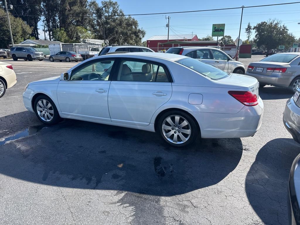 2005 WHITE TOYOTA AVALON XL (4T1BK36BX5U) with an 3.5L engine, Automatic transmission, located at 2929 9th St. West, Bradenton, 34205, (941) 242-2810, 27.473591, -82.570679 - Thanks for inquring into DriveNation USA! All vehicles listed can be viewed at www.drivenationusa.com for vehicle history reports and additonal info. We cannot quote any terms such as down payments or monthly payments without an application. You can apply directly at www.drivenationusa.com or by con - Photo#4