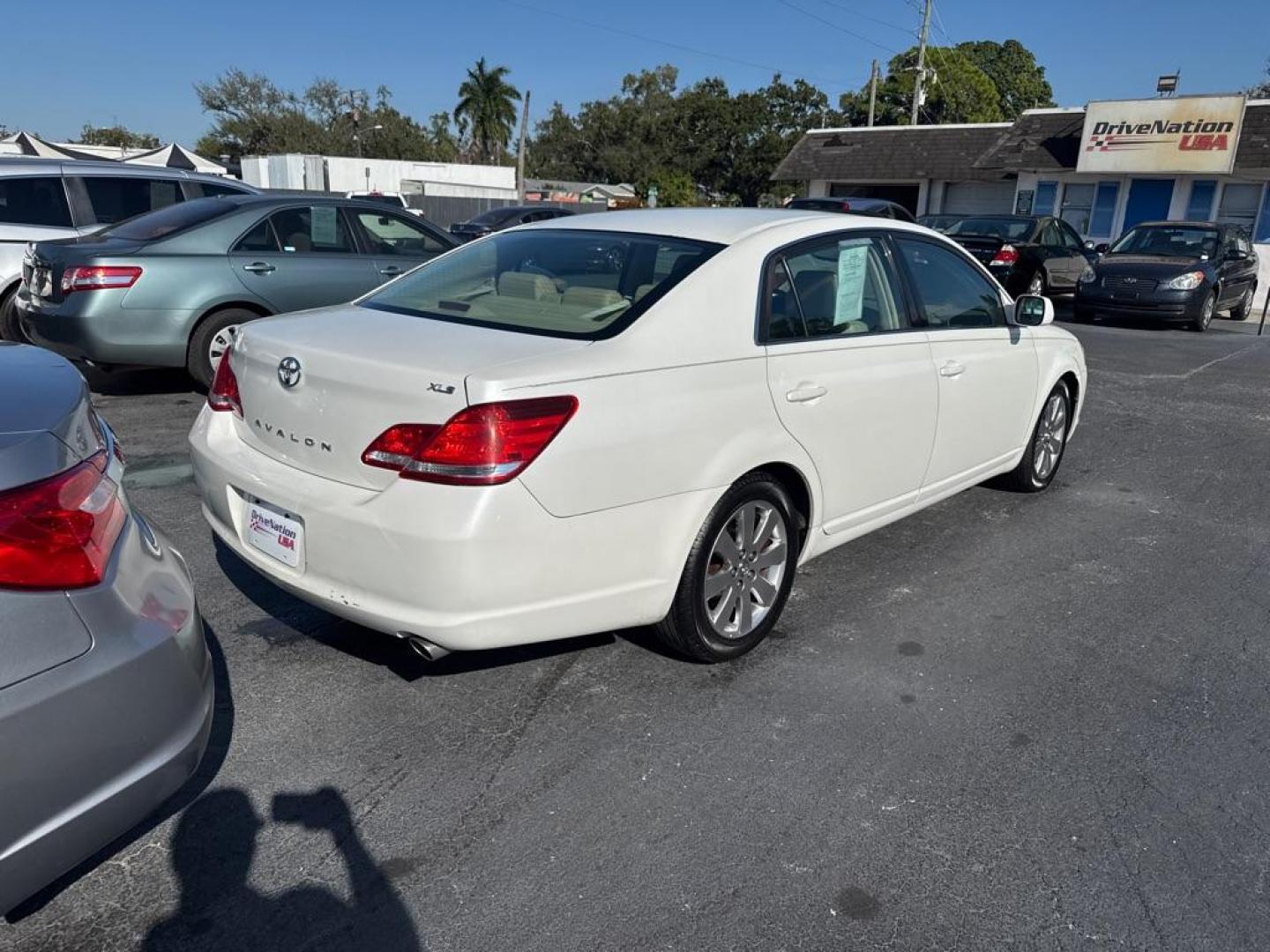 2005 WHITE TOYOTA AVALON XL (4T1BK36BX5U) with an 3.5L engine, Automatic transmission, located at 2929 9th St. West, Bradenton, 34205, (941) 242-2810, 27.473591, -82.570679 - Thanks for inquring into DriveNation USA! All vehicles listed can be viewed at www.drivenationusa.com for vehicle history reports and additonal info. We cannot quote any terms such as down payments or monthly payments without an application. You can apply directly at www.drivenationusa.com or by con - Photo#6