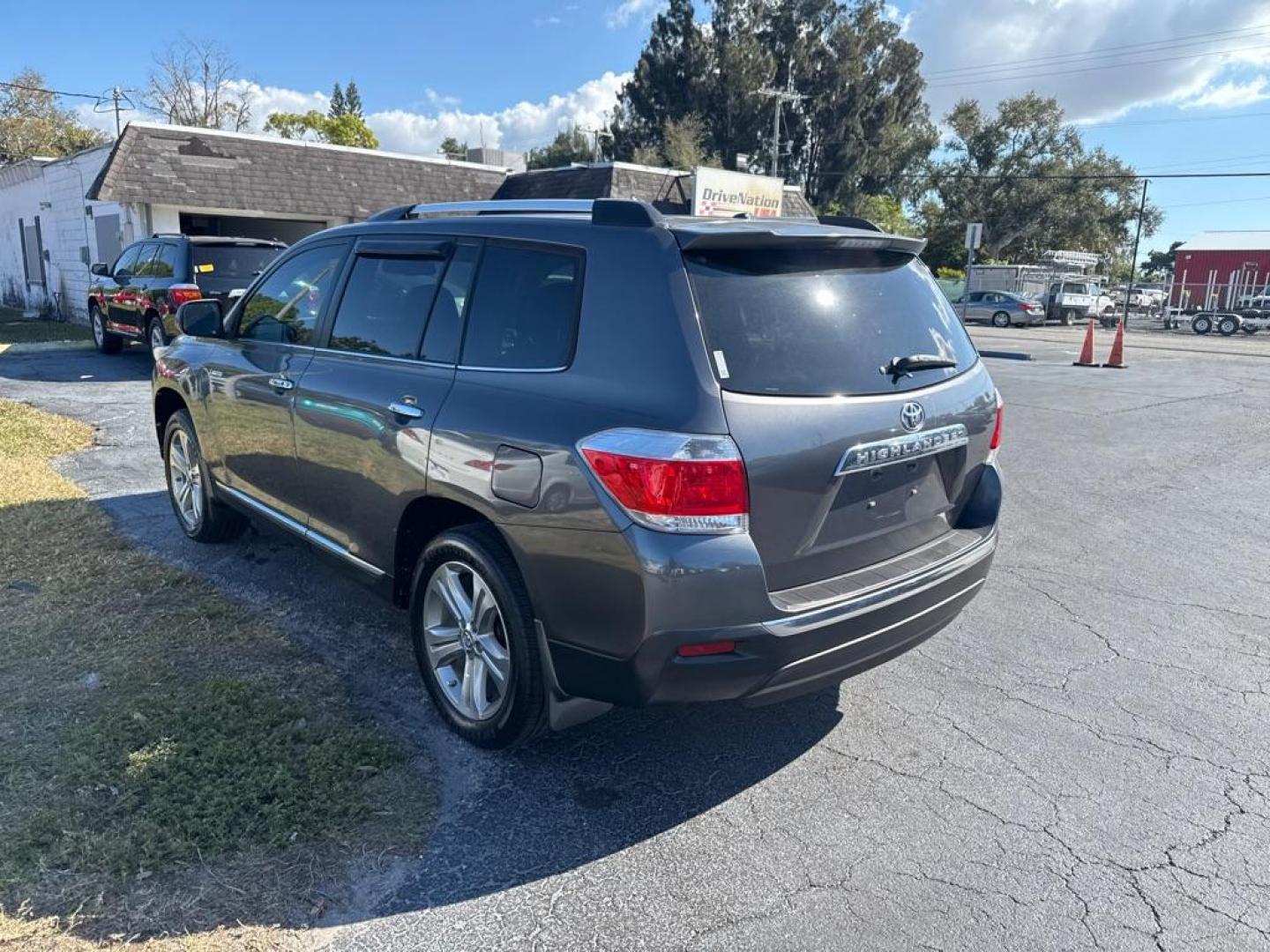 2012 GRAY TOYOTA HIGHLANDER LIMITED (5TDYK3EH0CS) with an 3.5L engine, Automatic transmission, located at 2929 9th St. West, Bradenton, 34205, (941) 242-2810, 27.473591, -82.570679 - Thanks for inquring into DriveNation USA! All vehicles listed can be viewed at www.drivenationusa.com for vehicle history reports and additonal info. We cannot quote any terms such as down payments or monthly payments without an application. You can apply directly at www.drivenationusa.com or by con - Photo#4