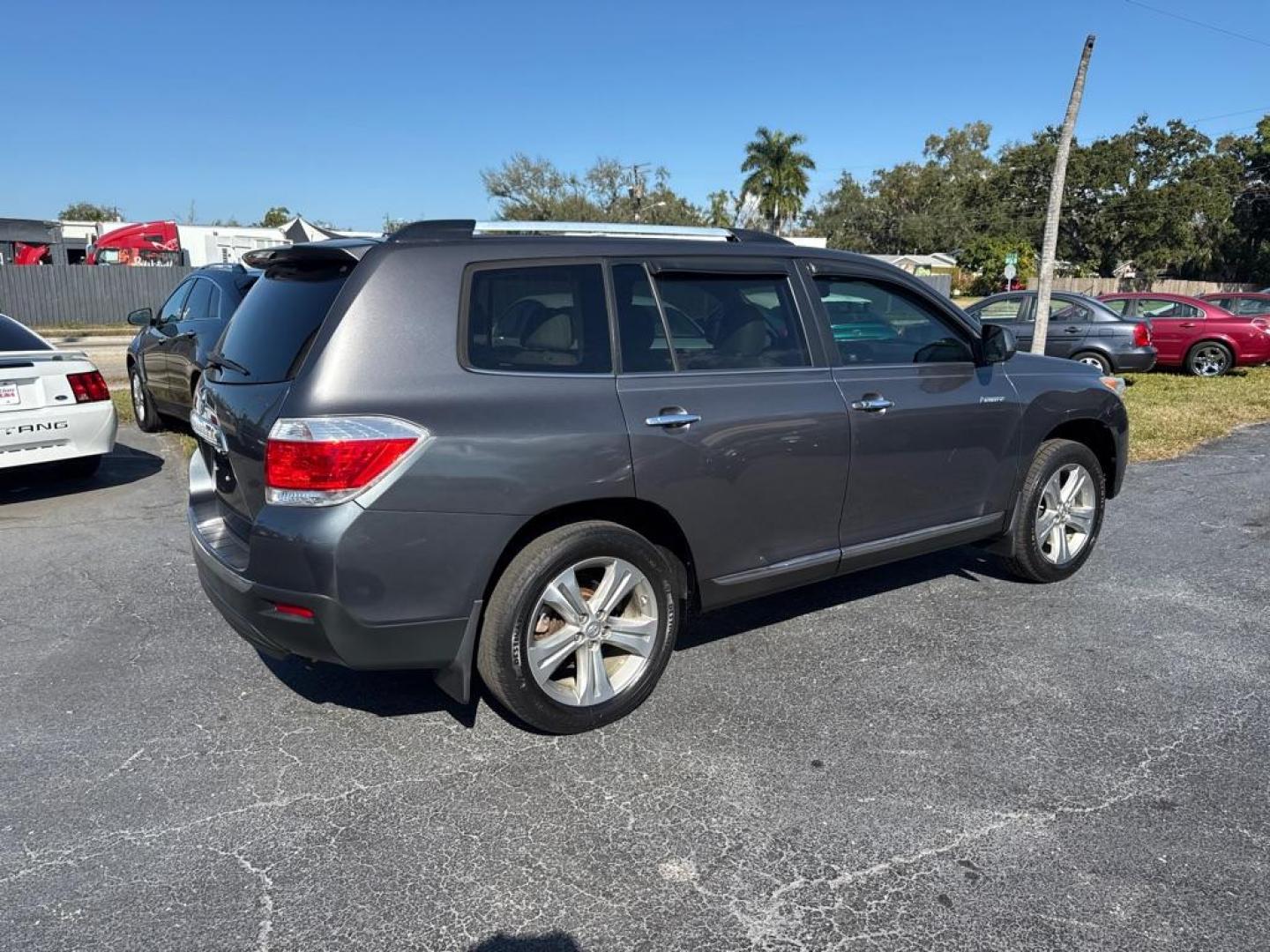 2012 GRAY TOYOTA HIGHLANDER LIMITED (5TDYK3EH0CS) with an 3.5L engine, Automatic transmission, located at 2929 9th St. West, Bradenton, 34205, (941) 242-2810, 27.473591, -82.570679 - Thanks for inquring into DriveNation USA! All vehicles listed can be viewed at www.drivenationusa.com for vehicle history reports and additonal info. We cannot quote any terms such as down payments or monthly payments without an application. You can apply directly at www.drivenationusa.com or by con - Photo#6