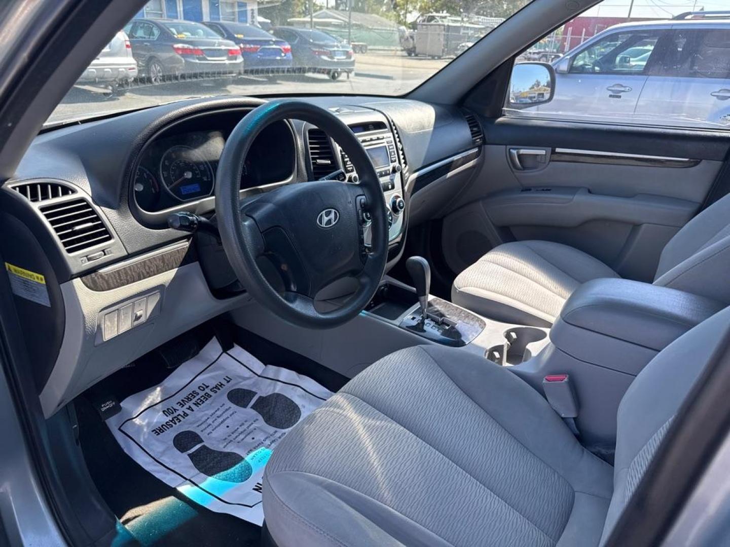 2009 BLUE HYUNDAI SANTA FE GLS (5NMSG13D39H) with an 2.7L engine, Automatic transmission, located at 2929 9th St. West, Bradenton, 34205, (941) 242-2810, 27.473591, -82.570679 - Thanks for inquring into DriveNation USA! All vehicles listed can be viewed at www.drivenationusa.com for vehicle history reports and additonal info. We cannot quote any terms such as down payments or monthly payments without an application. You can apply directly at www.drivenationusa.com or by con - Photo#10