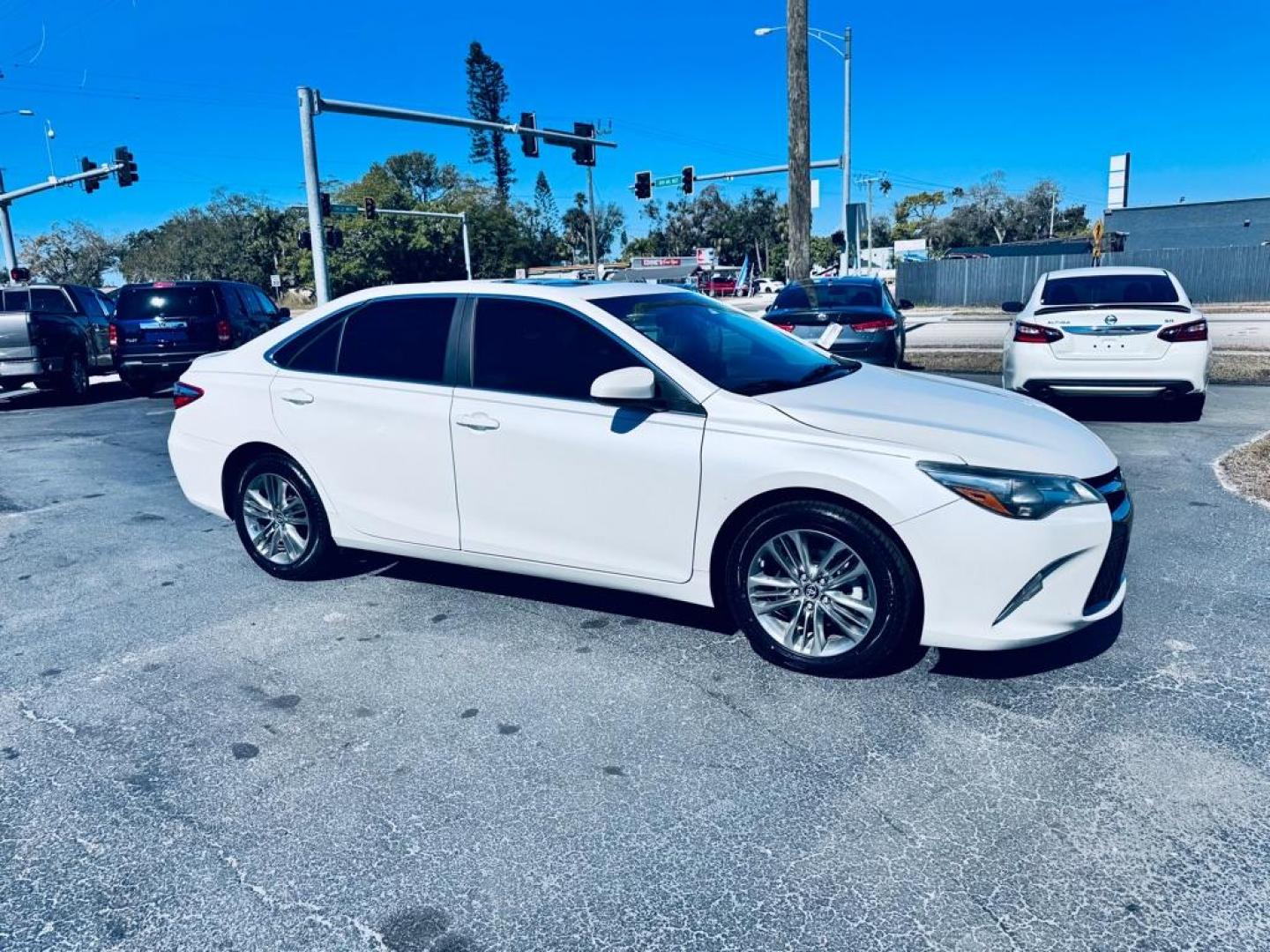 2017 WHITE TOYOTA CAMRY LE (4T1BF1FK8HU) with an 2.5L engine, Automatic transmission, located at 2929 9th St. West, Bradenton, 34205, (941) 242-2810, 27.473591, -82.570679 - Thanks for inquring into DriveNation USA! All vehicles listed can be viewed at www.drivenationusa.com for vehicle history reports and additonal info. We cannot quote any terms such as down payments or monthly payments without an application. You can apply directly at www.drivenationusa.com or by con - Photo#0