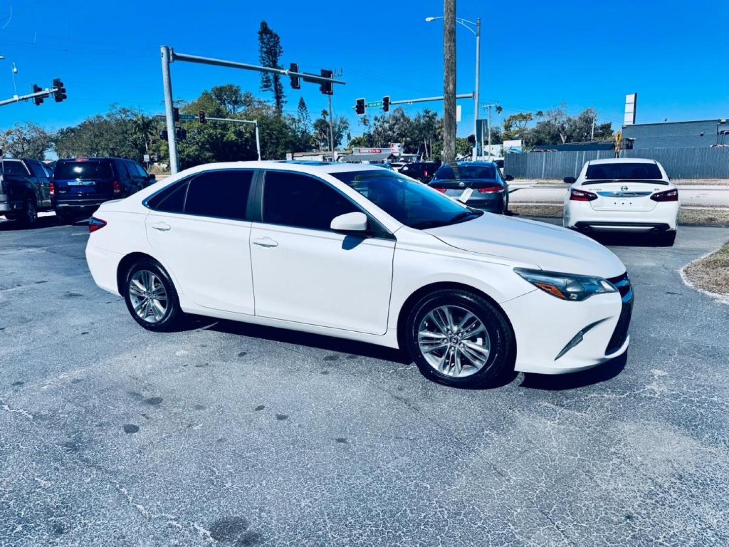 2017 WHITE TOYOTA CAMRY LE (4T1BF1FK8HU) with an 2.5L engine, Automatic transmission, located at 2929 9th St. West, Bradenton, 34205, (941) 242-2810, 27.473591, -82.570679 - Thanks for inquring into DriveNation USA! All vehicles listed can be viewed at www.drivenationusa.com for vehicle history reports and additonal info. We cannot quote any terms such as down payments or monthly payments without an application. You can apply directly at www.drivenationusa.com or by con - Photo#2