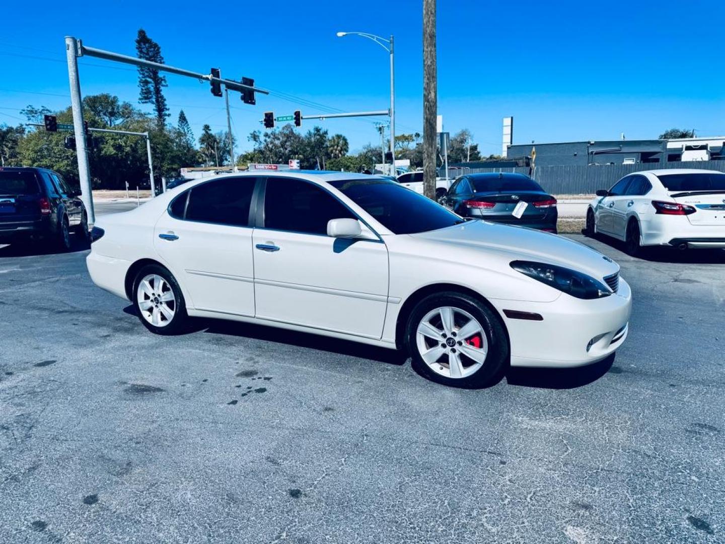 2005 WHITE LEXUS ES 330 (JTHBA30G855) with an 3.3L engine, Automatic transmission, located at 2929 9th St. West, Bradenton, 34205, (941) 242-2810, 27.473591, -82.570679 - Photo#2