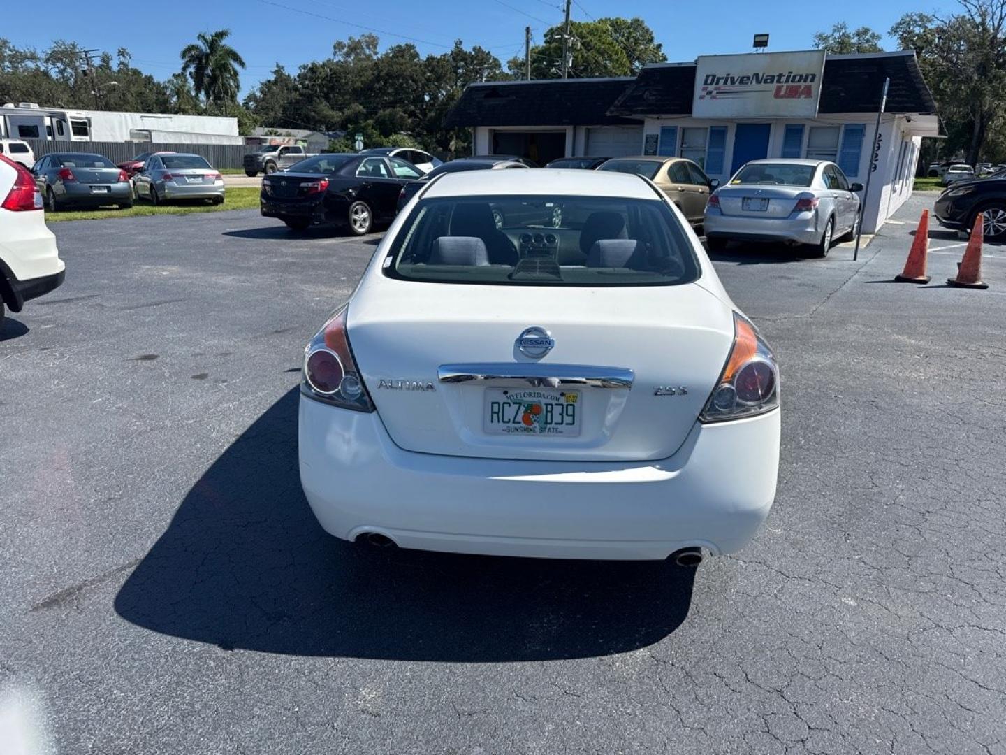 2012 WHITE NISSAN ALTIMA BASE (1N4AL2AP4CC) with an 2.5L engine, Continuously Variable transmission, located at 2929 9th St. West, Bradenton, 34205, (941) 242-2810, 27.473591, -82.570679 - Thanks for inquring into DriveNation USA! All vehicles listed can be viewed at www.drivenationusa.com for vehicle history reports and additonal info. We cannot quote any terms such as down payments or monthly payments without an application. You can apply directly at www.drivenationusa.com or by con- Photo#6