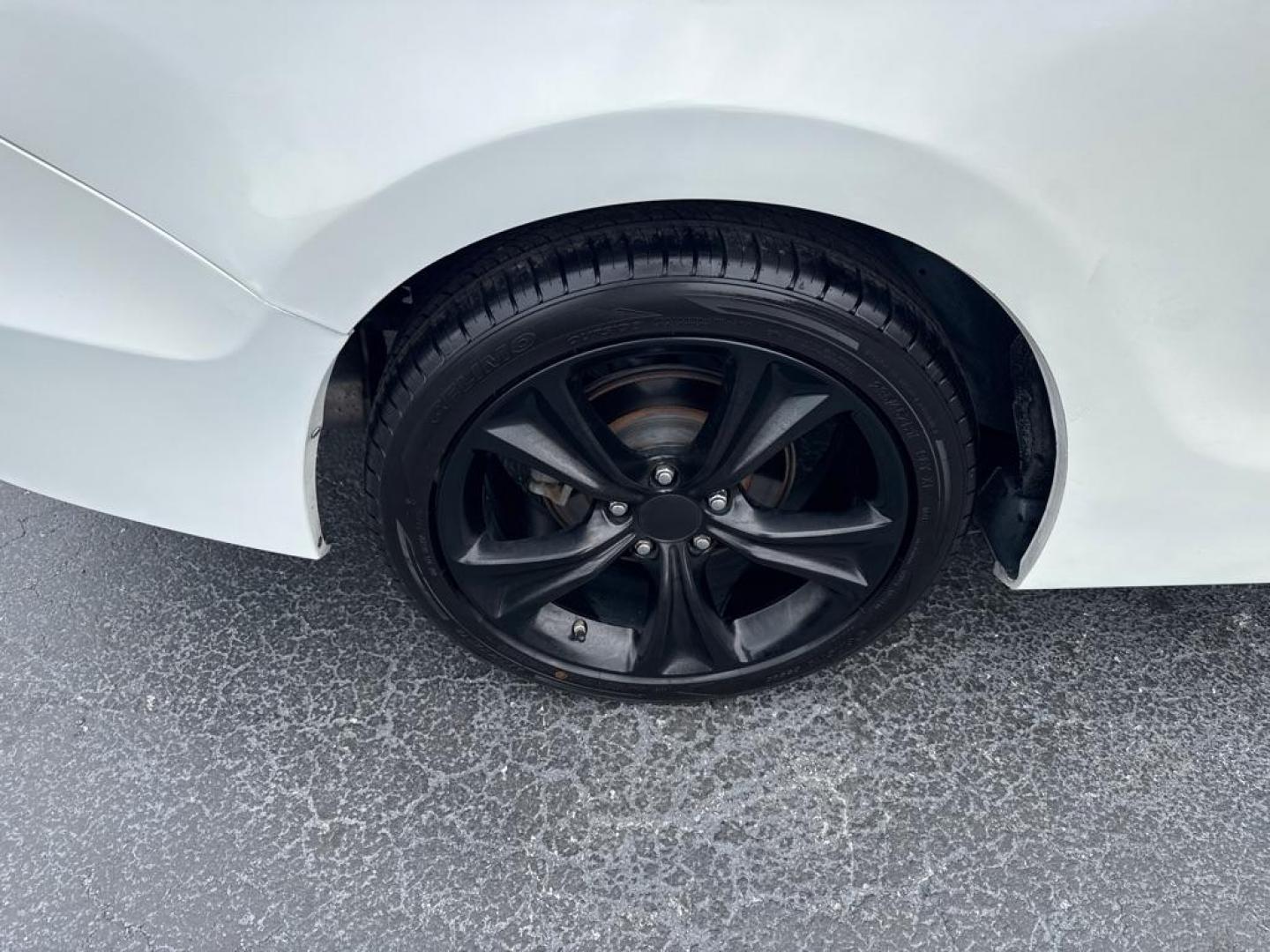 2011 WHITE HONDA ACCORD EXL (1HGCS2B81BA) with an 3.5L engine, Automatic transmission, located at 2929 9th St. West, Bradenton, 34205, (941) 242-2810, 27.473591, -82.570679 - Thanks for inquring into DriveNation USA! All vehicles listed can be viewed at www.drivenationusa.com for vehicle history reports and additonal info. We cannot quote any terms such as down payments or monthly payments without an application. You can apply directly at www.drivenationusa.com or by con - Photo#11