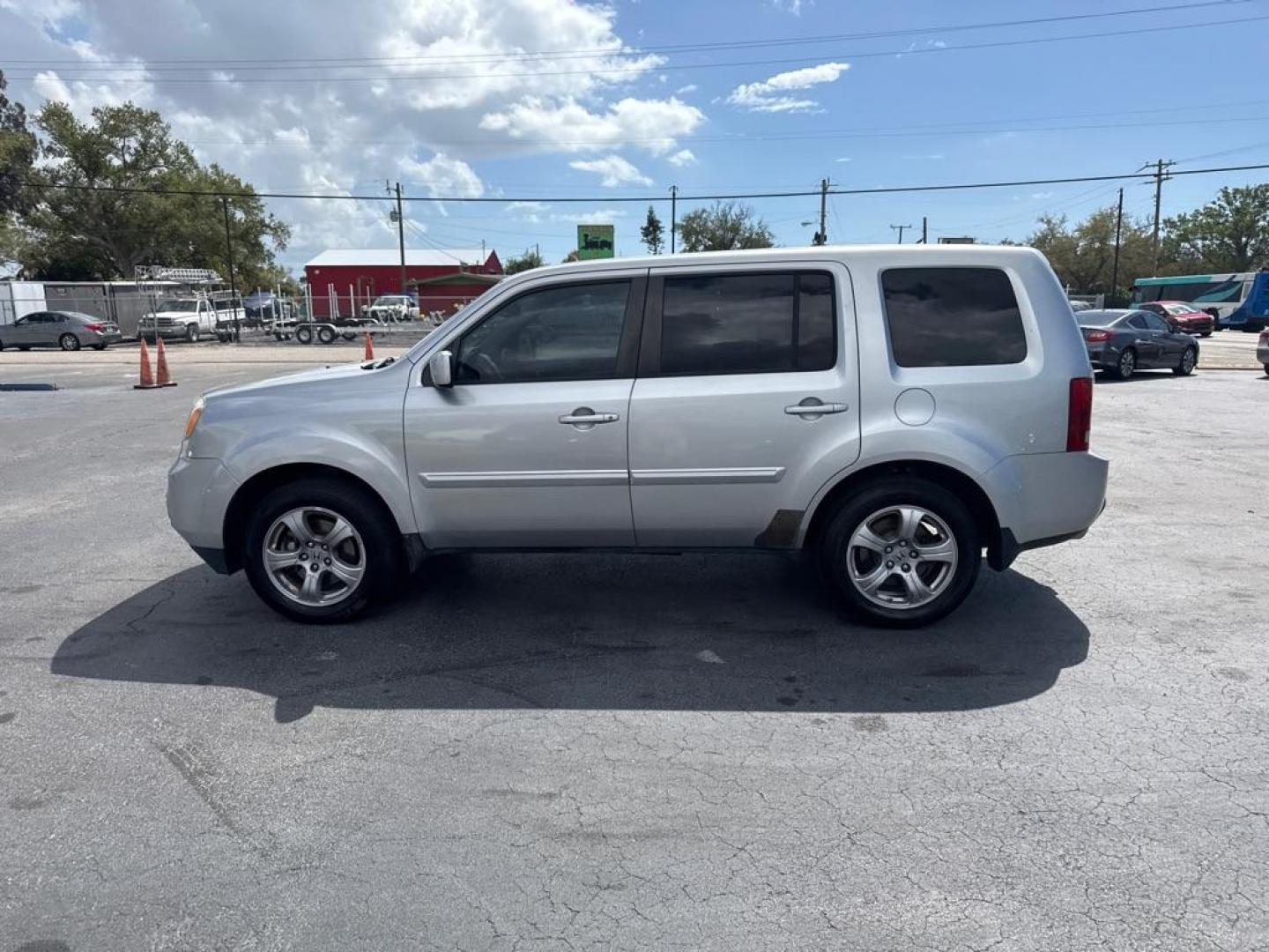 2013 SILVER HONDA PILOT EXL (5FNYF3H53DB) with an 3.5L engine, Automatic transmission, located at 2929 9th St. West, Bradenton, 34205, (941) 242-2810, 27.473591, -82.570679 - Thanks for inquring into DriveNation USA! All vehicles listed can be viewed at www.drivenationusa.com for vehicle history reports and additonal info. We cannot quote any terms such as down payments or monthly payments without an application. You can apply directly at www.drivenationusa.com or by con - Photo#4