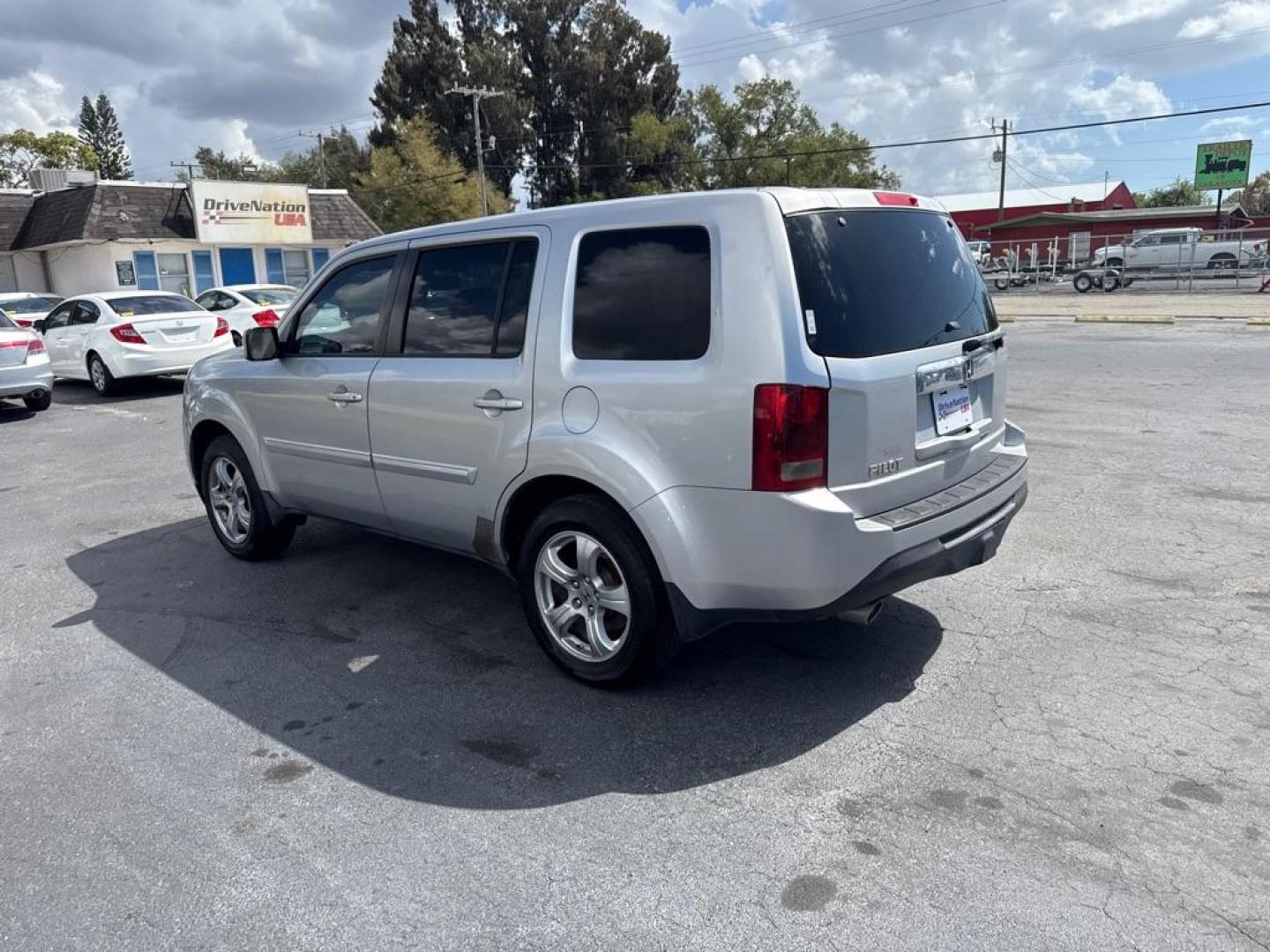 2013 SILVER HONDA PILOT EXL (5FNYF3H53DB) with an 3.5L engine, Automatic transmission, located at 2929 9th St. West, Bradenton, 34205, (941) 242-2810, 27.473591, -82.570679 - Thanks for inquring into DriveNation USA! All vehicles listed can be viewed at www.drivenationusa.com for vehicle history reports and additonal info. We cannot quote any terms such as down payments or monthly payments without an application. You can apply directly at www.drivenationusa.com or by con - Photo#5